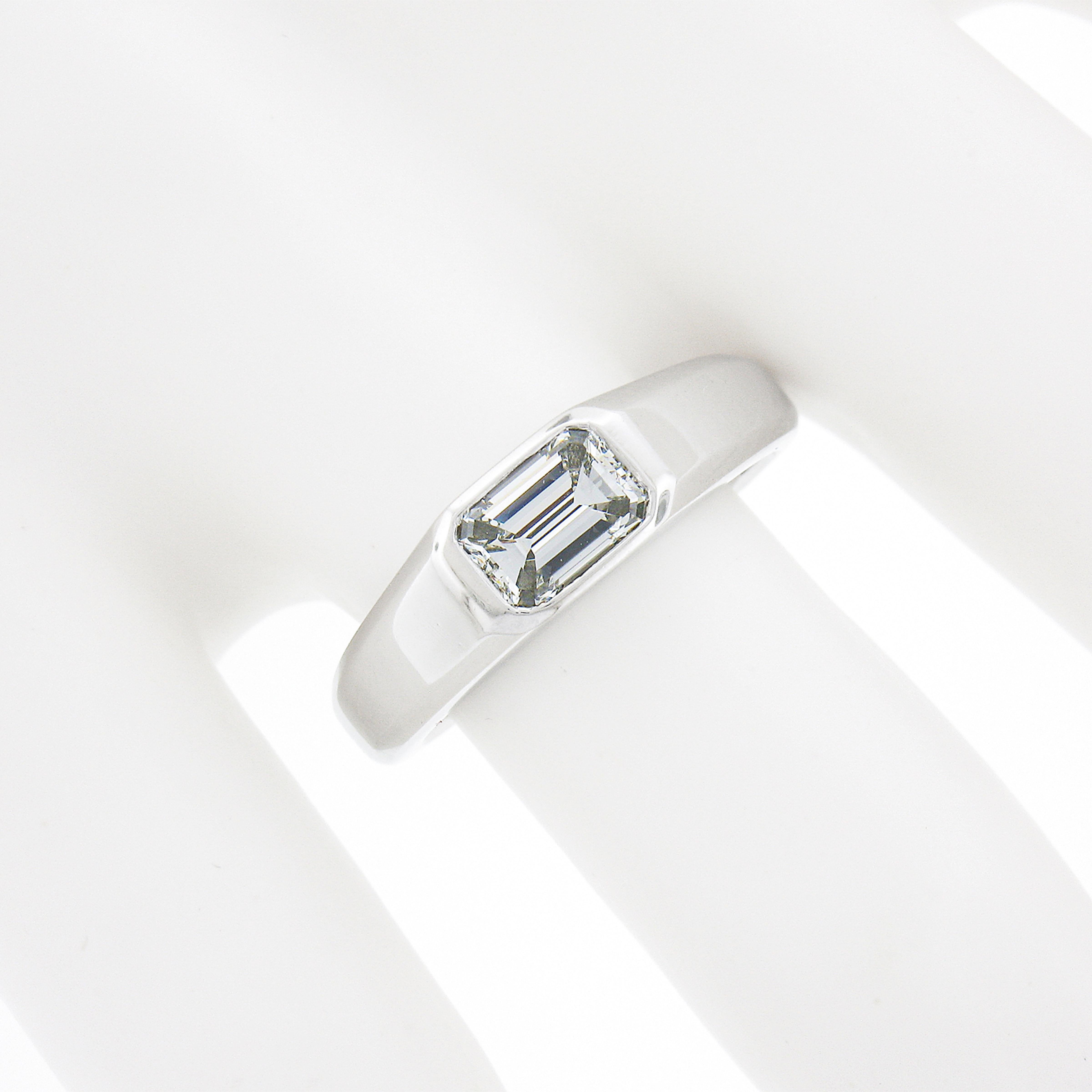 Bague solitaire unisexe en platine neuf de 0,87 carat, certifiée GIA, taille émeraude, diamants latéraux avec lunette en vente 5