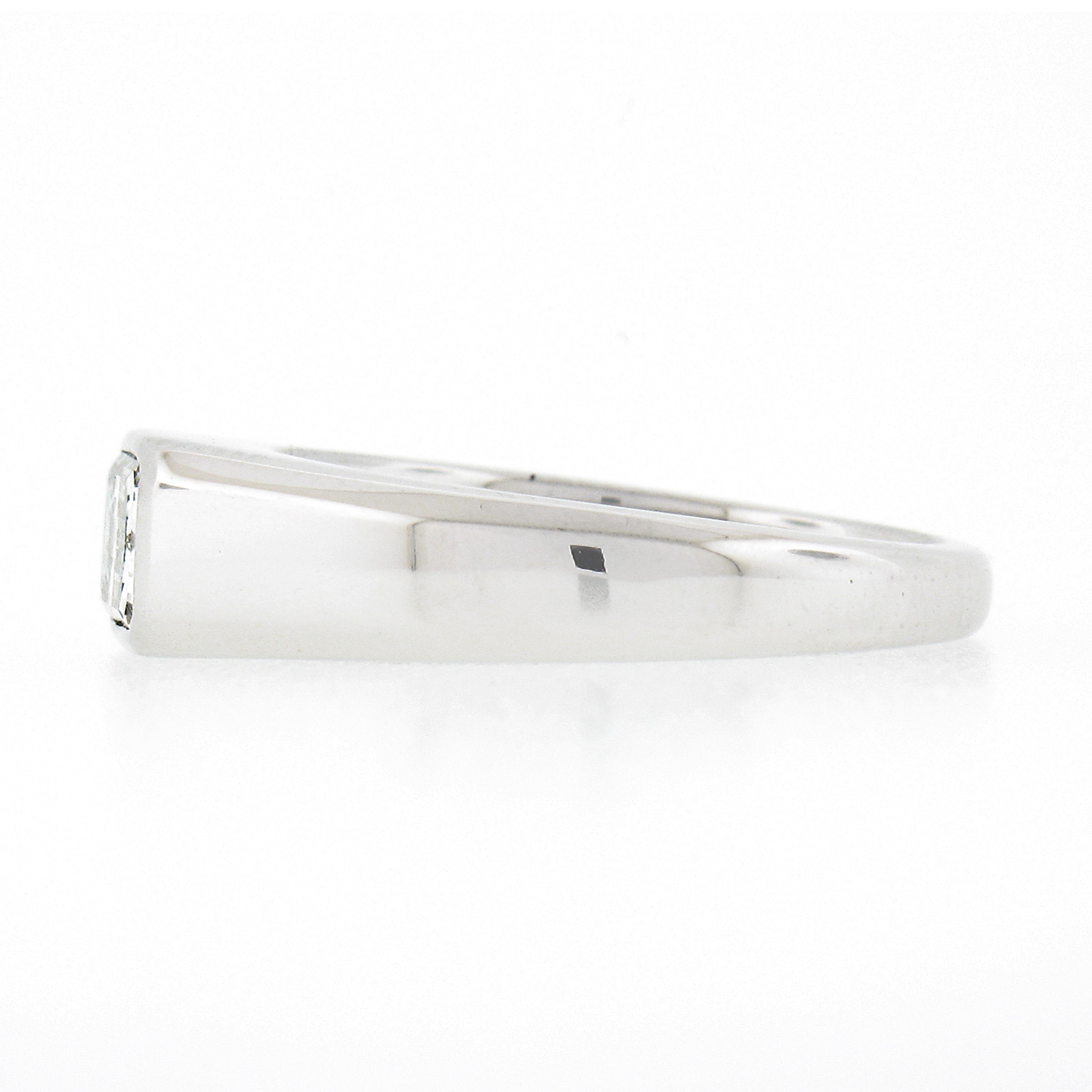 Taille émeraude Bague solitaire unisexe en platine neuf de 0,87 carat, certifiée GIA, taille émeraude, diamants latéraux avec lunette en vente