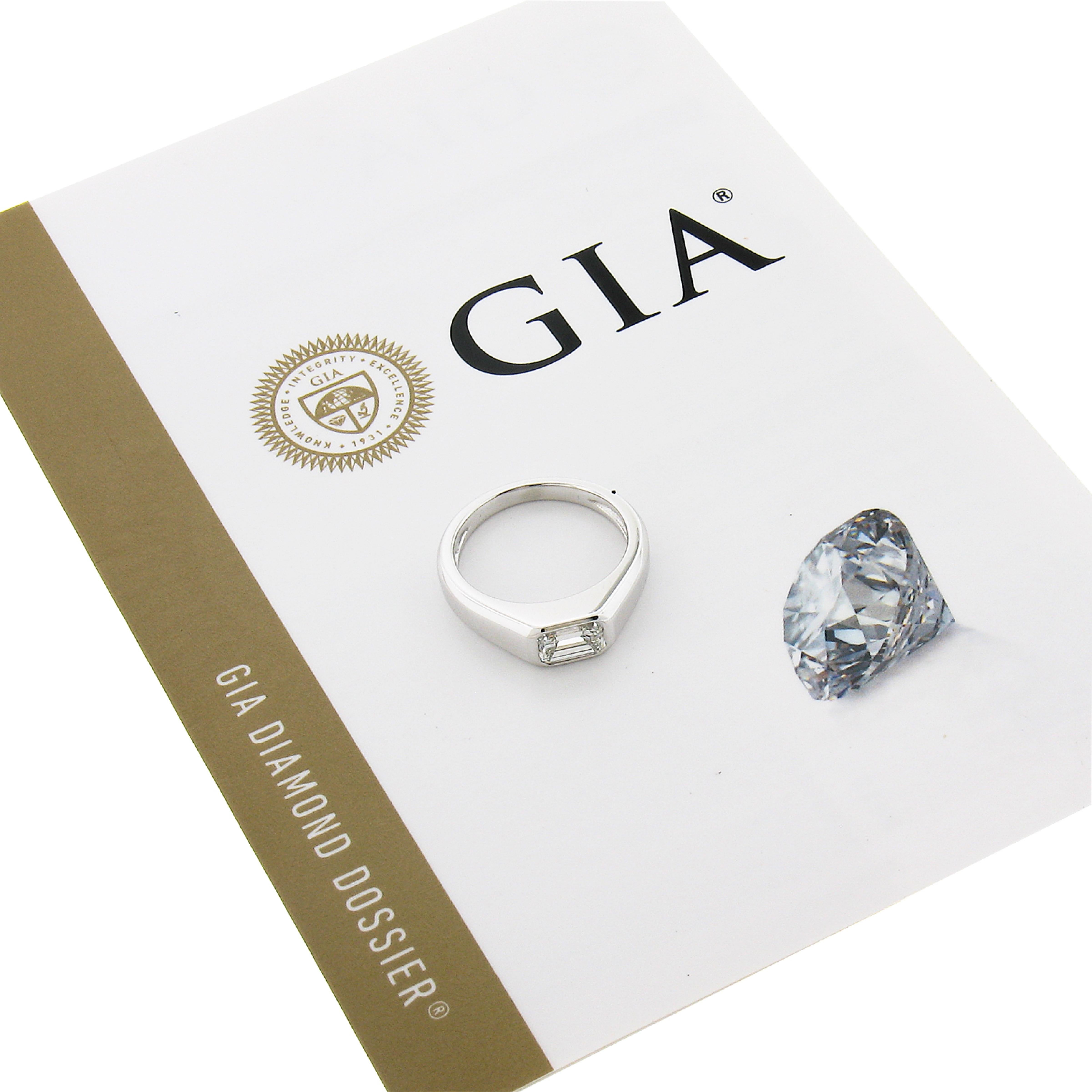 Bague solitaire unisexe en platine neuf de 0,87 carat, certifiée GIA, taille émeraude, diamants latéraux avec lunette en vente 2