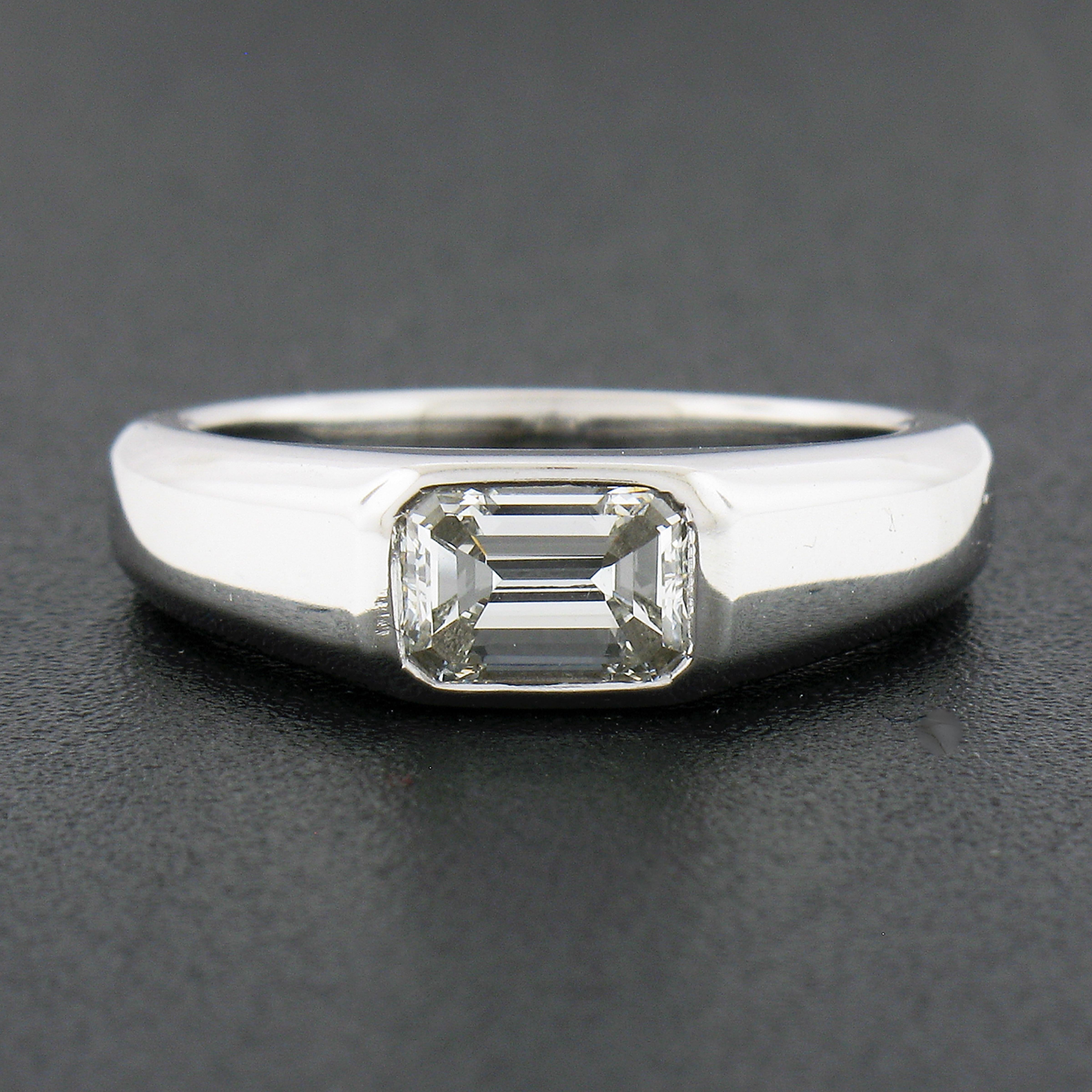 Bague solitaire unisexe en platine neuf de 0,87 carat, certifiée GIA, taille émeraude, diamants latéraux avec lunette en vente 4