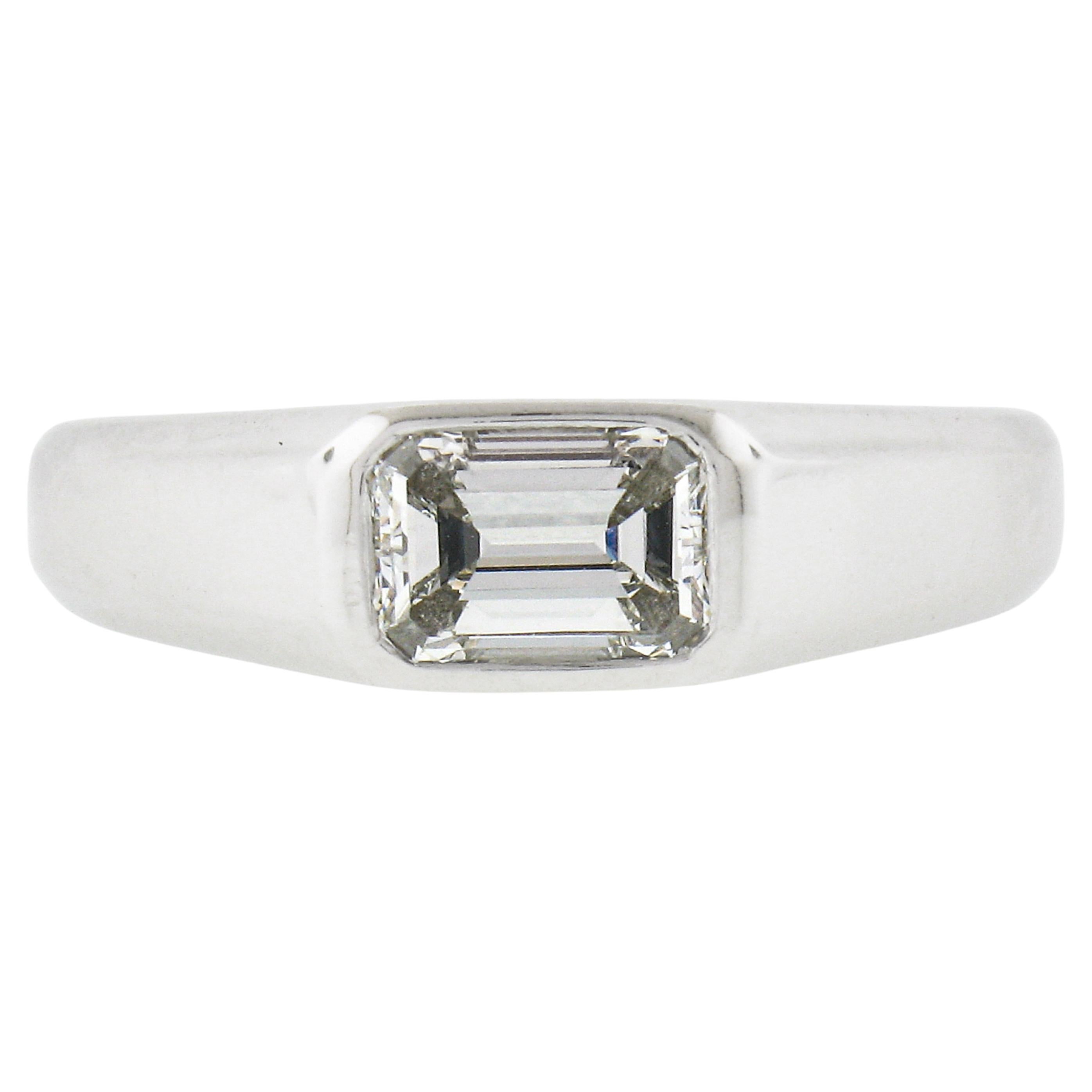 Bague solitaire unisexe en platine neuf de 0,87 carat, certifiée GIA, taille émeraude, diamants latéraux avec lunette en vente