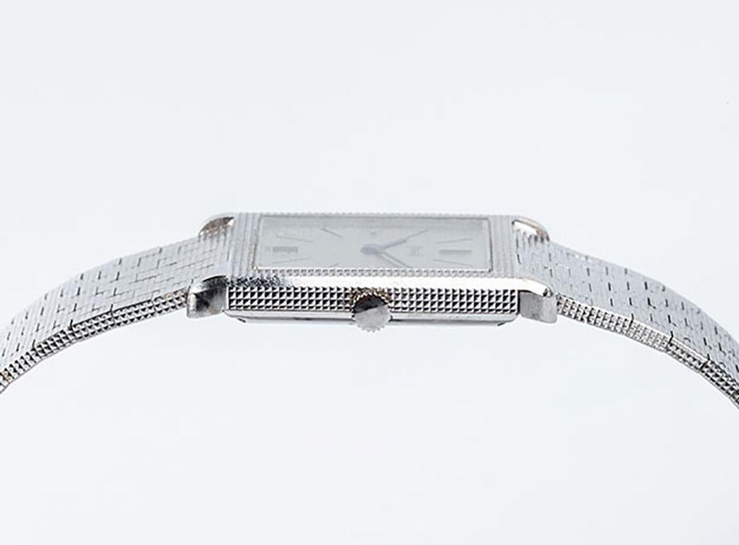 Gentleman PIAGET Swiss watch with ultra-thin square case and original white gold band. 
Square box 23mm, 0,90 inches

MEASURES:
Band Length: 19cm/7.5in
Case Shape: Square 23mm/0.9in
Weight: 88.5gr
