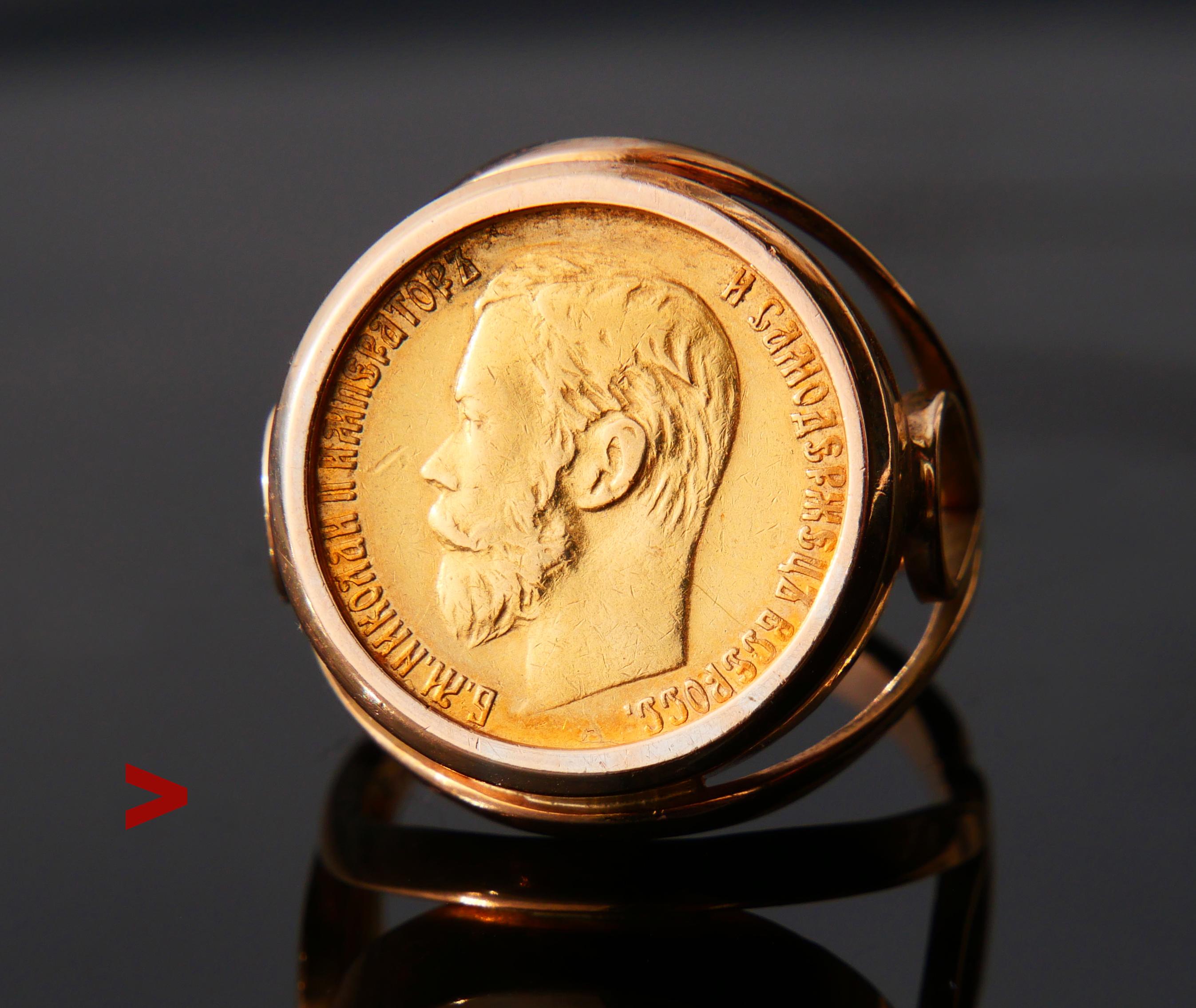 Anello decorato con una moneta d'oro da 5 rubli del periodo imperiale russo del 1898, design unisex. La faccia della moneta reca l'immagine di Nikolai II, l'ultimo imperatore dell'Impero russo prima della Rivoluzione del 1917.
Fascia larga in oro