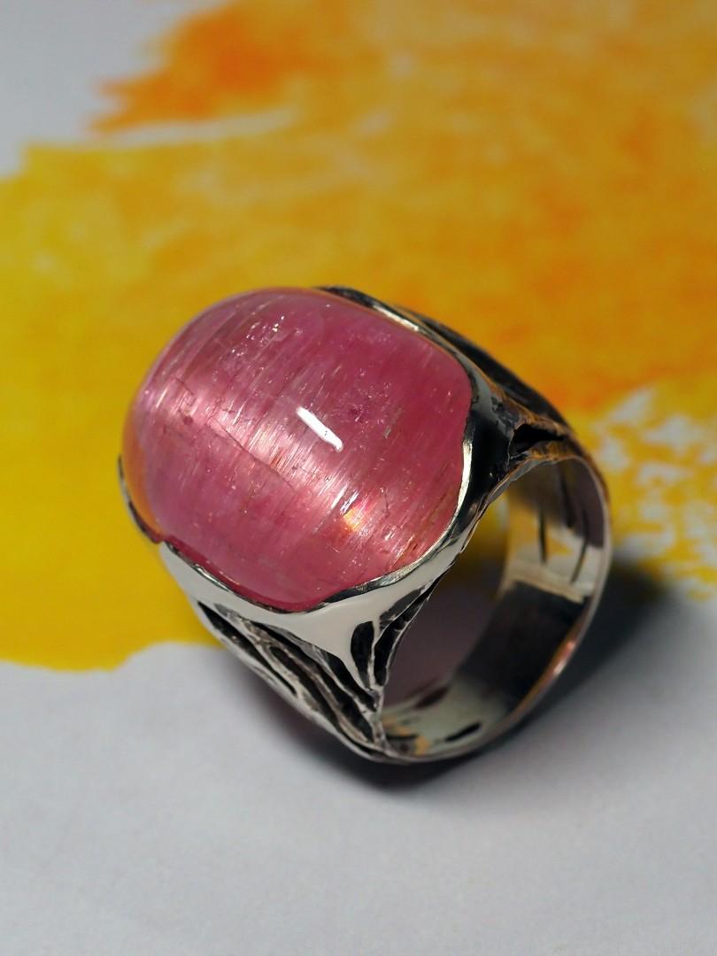 Unisex Rubellite Silver Ring Cats Eye Effect Big Bright Pink Cabochon Chatoyancy In New Condition In Berlin, DE