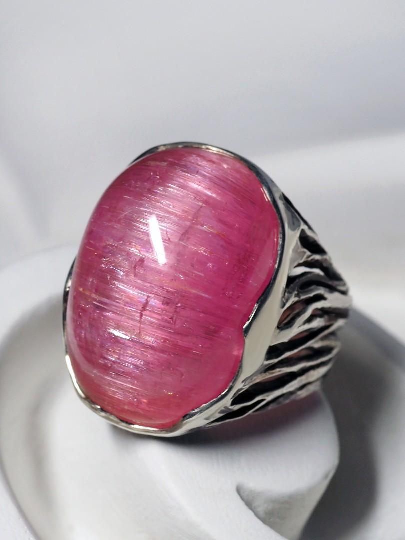 Grande bague unisexe en argent avec tourmaline Rubellite naturelle avec effet œil de chat (chatoyance).
Dimensions de la pierre - 0,51 х 0,71 х 0,98 in / 13 х 18 х 25 mm
poids de la pierre - 44.85 carats
poids de la bague - 21.55 grammes
Taille de