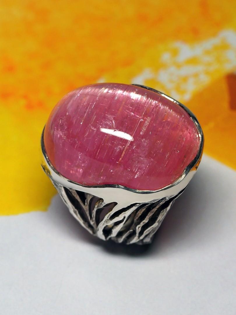 Unisex Rubellite silver ring Cats Eye Effect Big Pink Chatoyancy Statement ring In New Condition For Sale In Berlin, DE