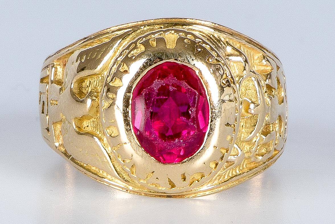 Chevalière ring in 18-carat yellow gold set with 1 oval ruby of 2.36 carats, making a total of 2.36 carats.
A symbol of power and nobility, the signet ring is a special piece of jewellery that will accompany you throughout your life.

The original