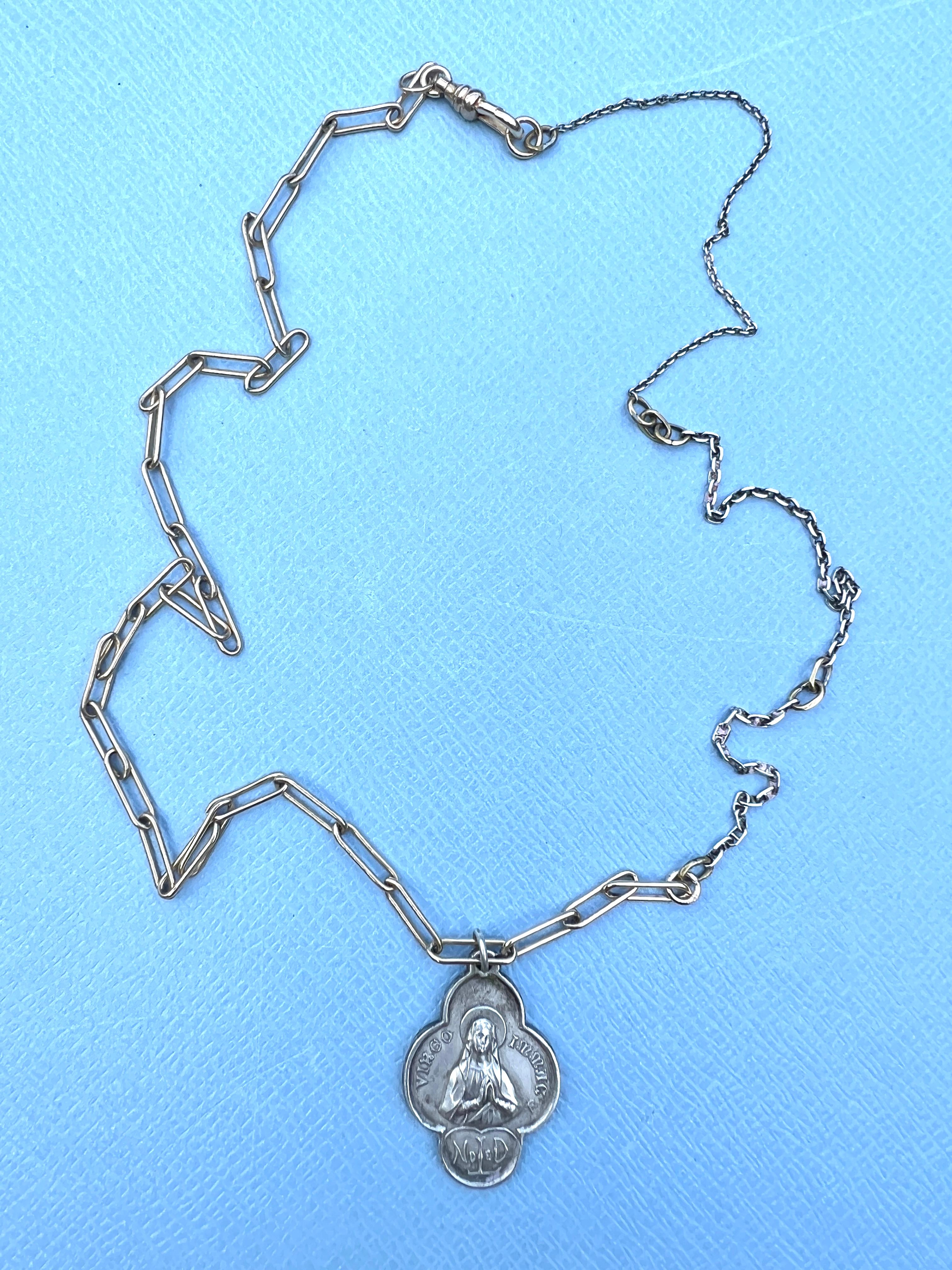 Catena d'argento unisex con moneta tagliata a croce in vendita 6