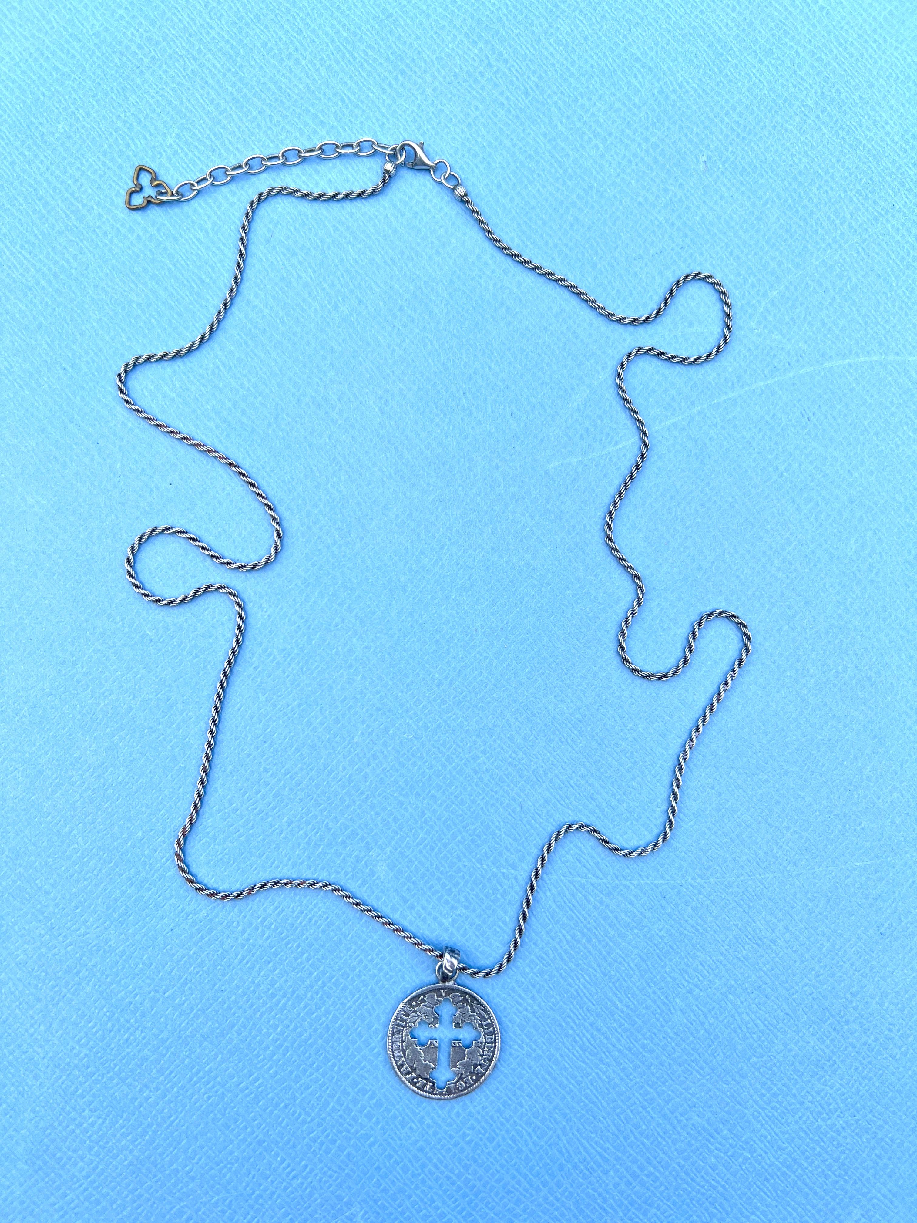 Catena d'argento unisex con croce tagliata a forma di moneta d'epoca

Lunghezza: 26 pollici

Questa collana unisex a catena d'argento presenta un ciondolo a forma di croce tagliato a moneta, che combina il tradizionale simbolismo religioso con