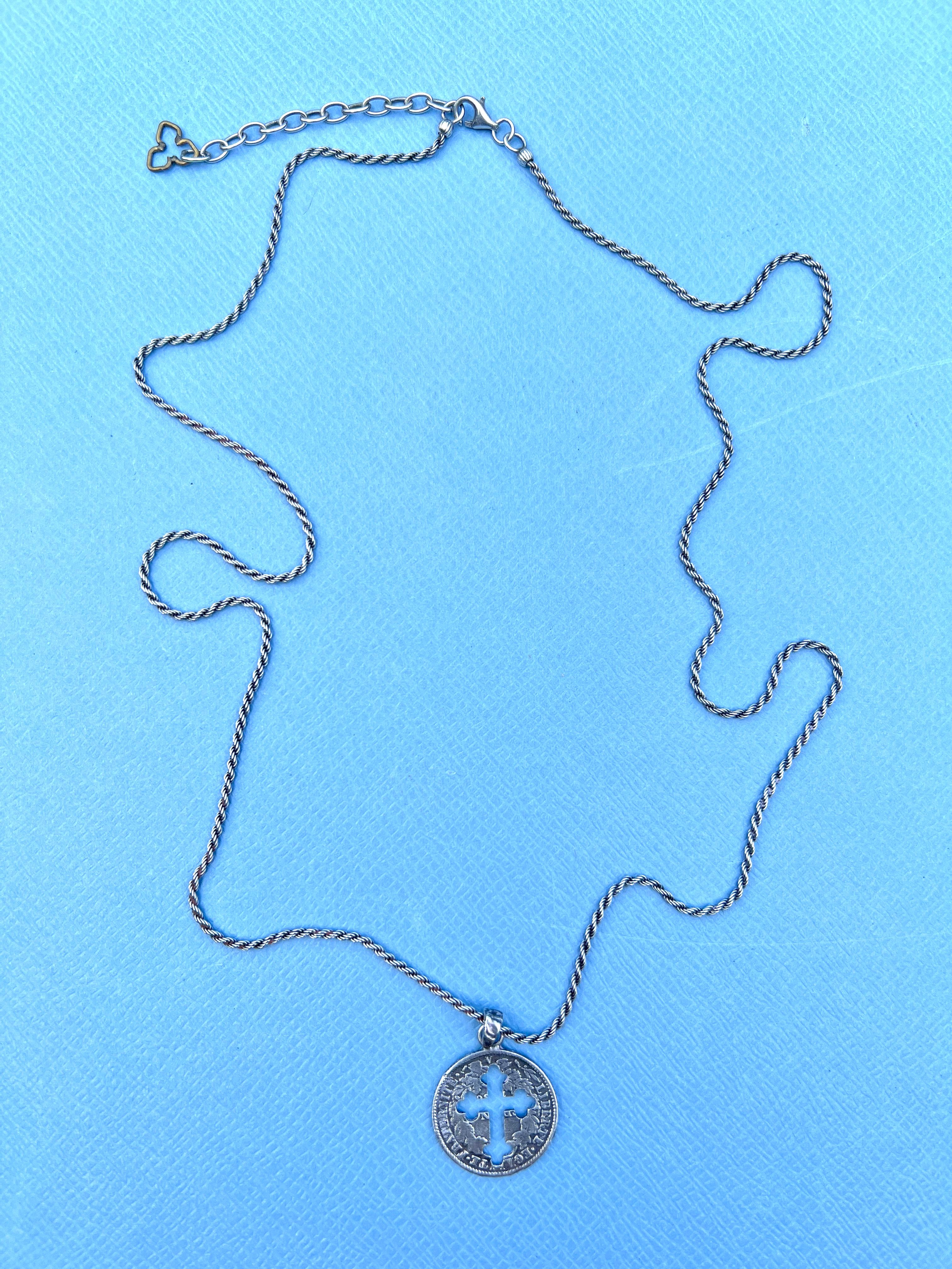 Contemporaneo Catena d'argento unisex con moneta tagliata a croce in vendita