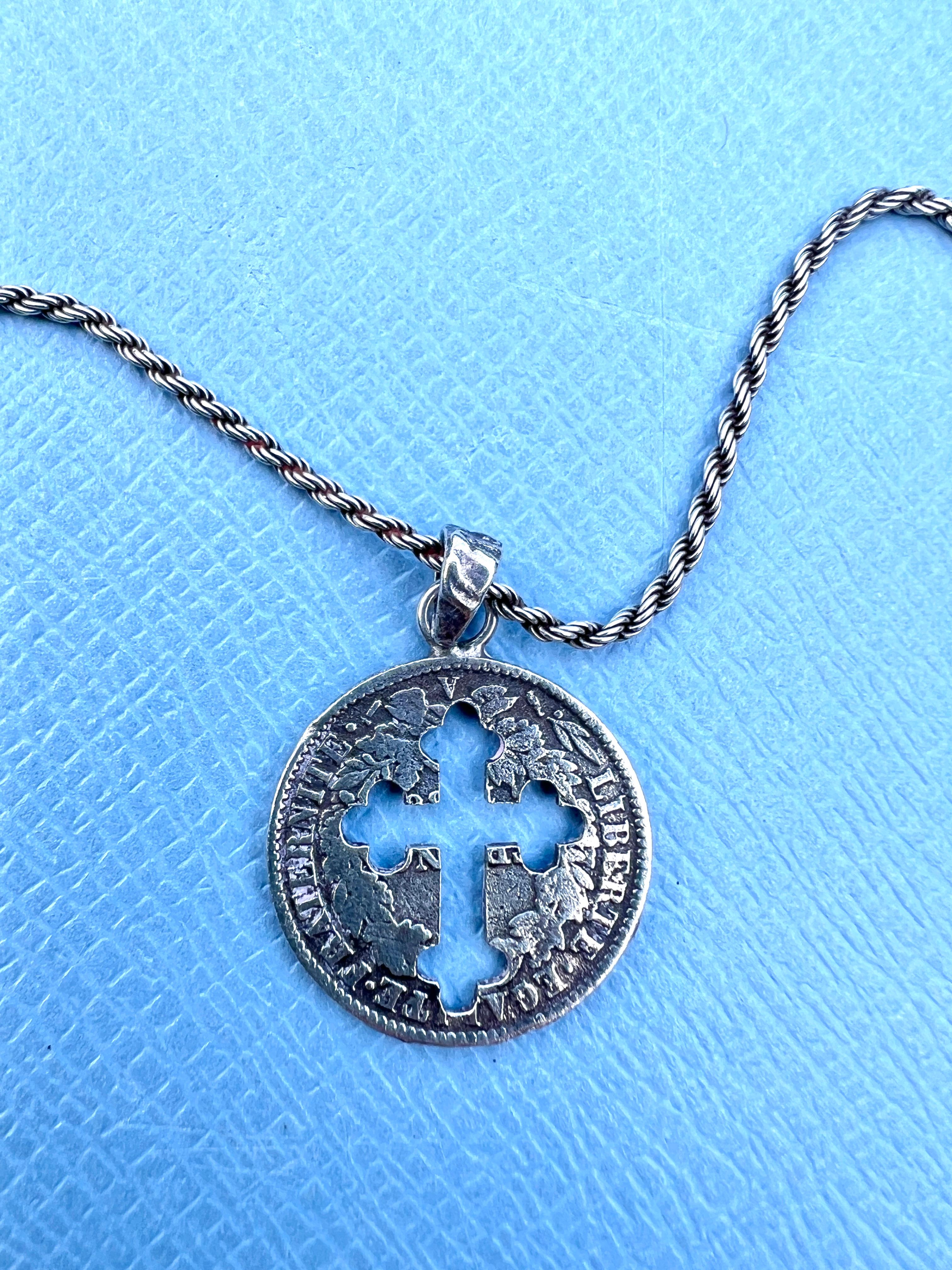 Catena d'argento unisex con moneta tagliata a croce In condizioni Nuovo in vendita a Los Angeles, CA