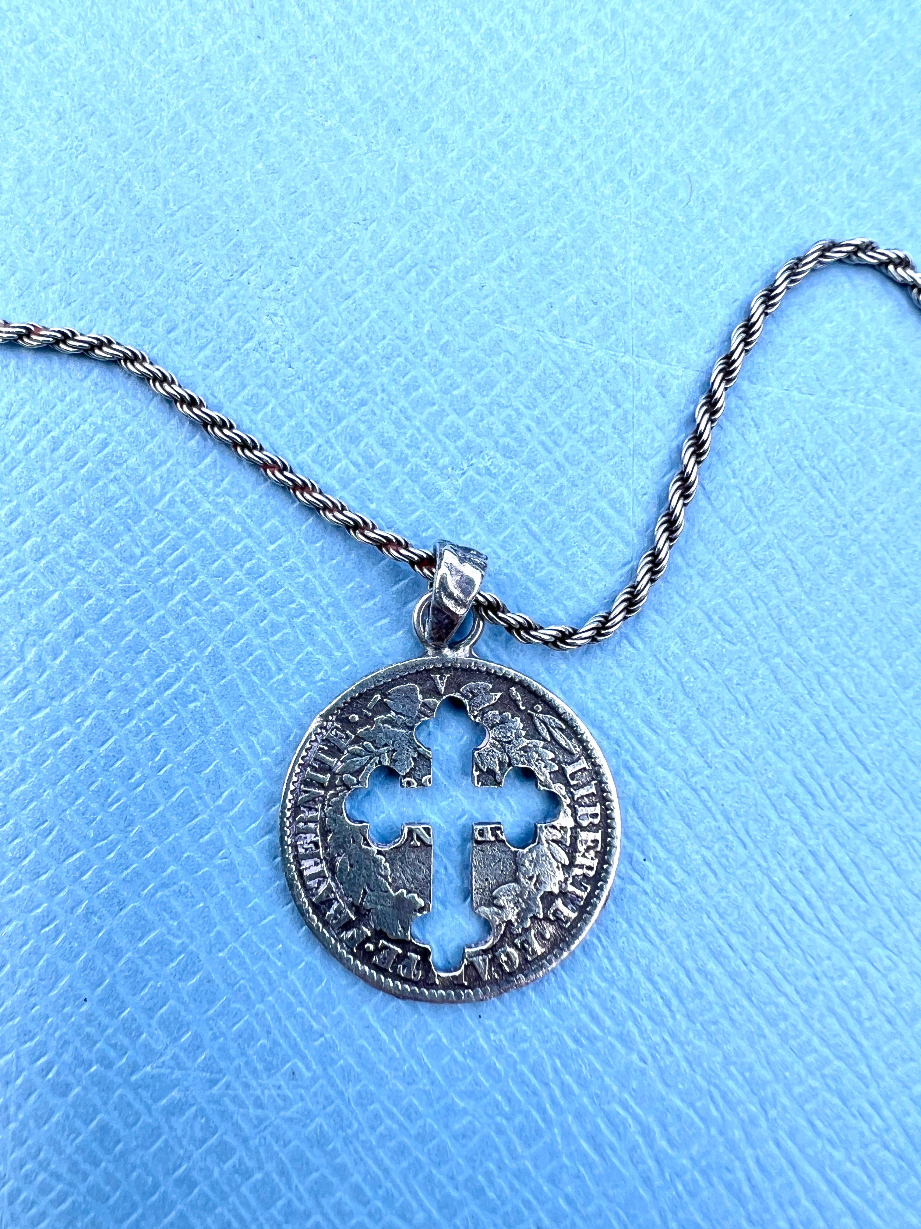da uomo o donna Catena d'argento unisex con moneta tagliata a croce in vendita