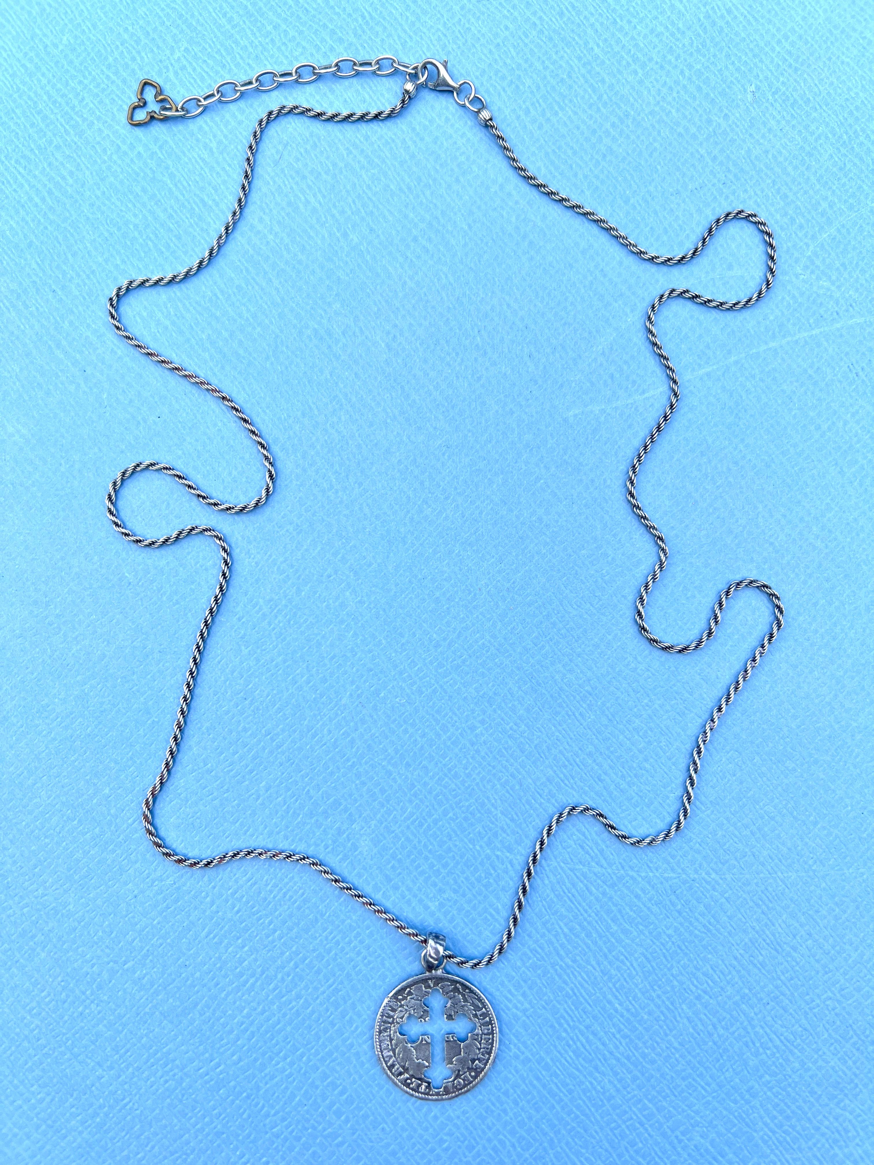 Catena d'argento unisex con moneta tagliata a croce in vendita 1
