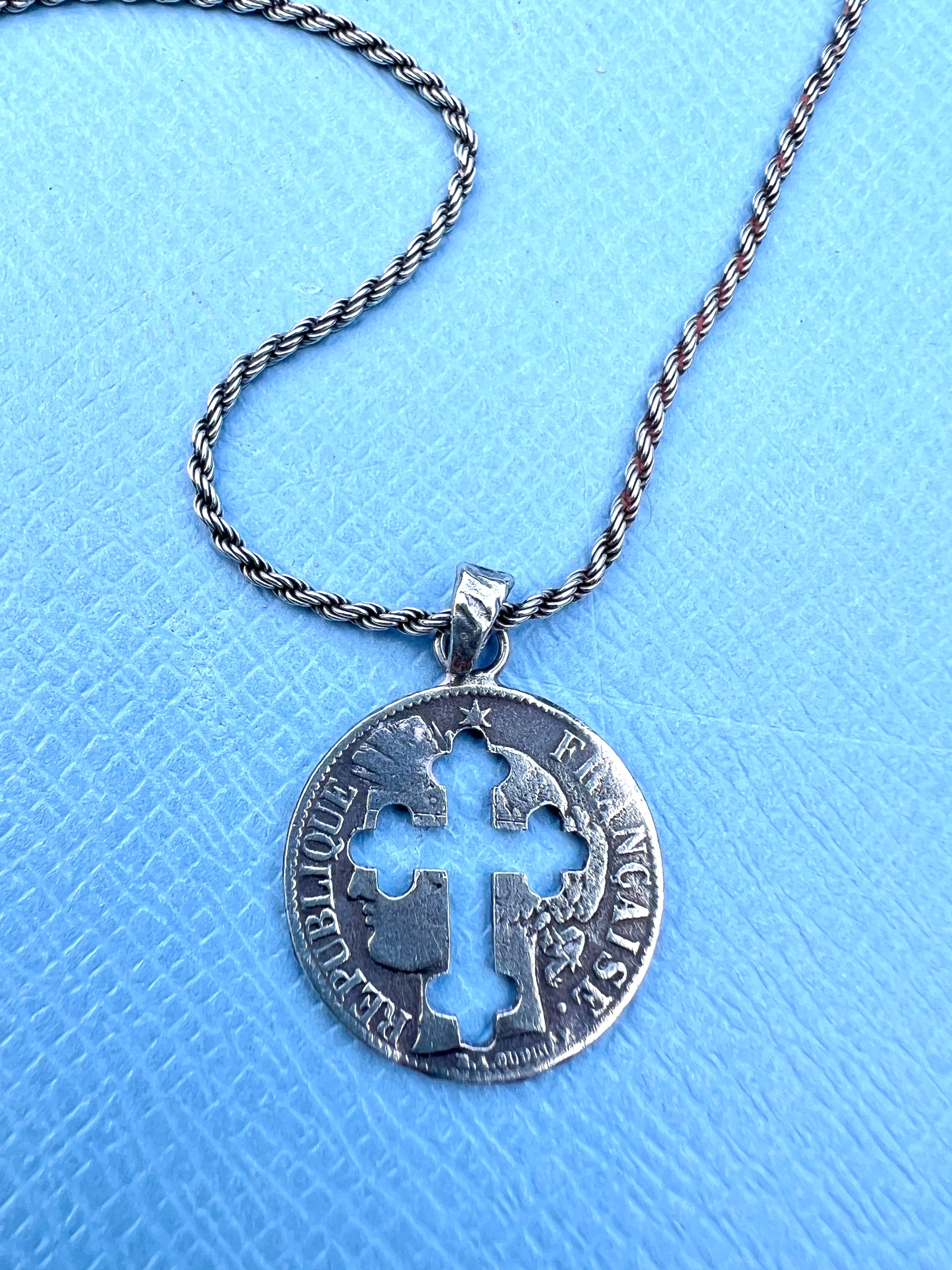 Catena d'argento unisex con moneta tagliata a croce in vendita 3