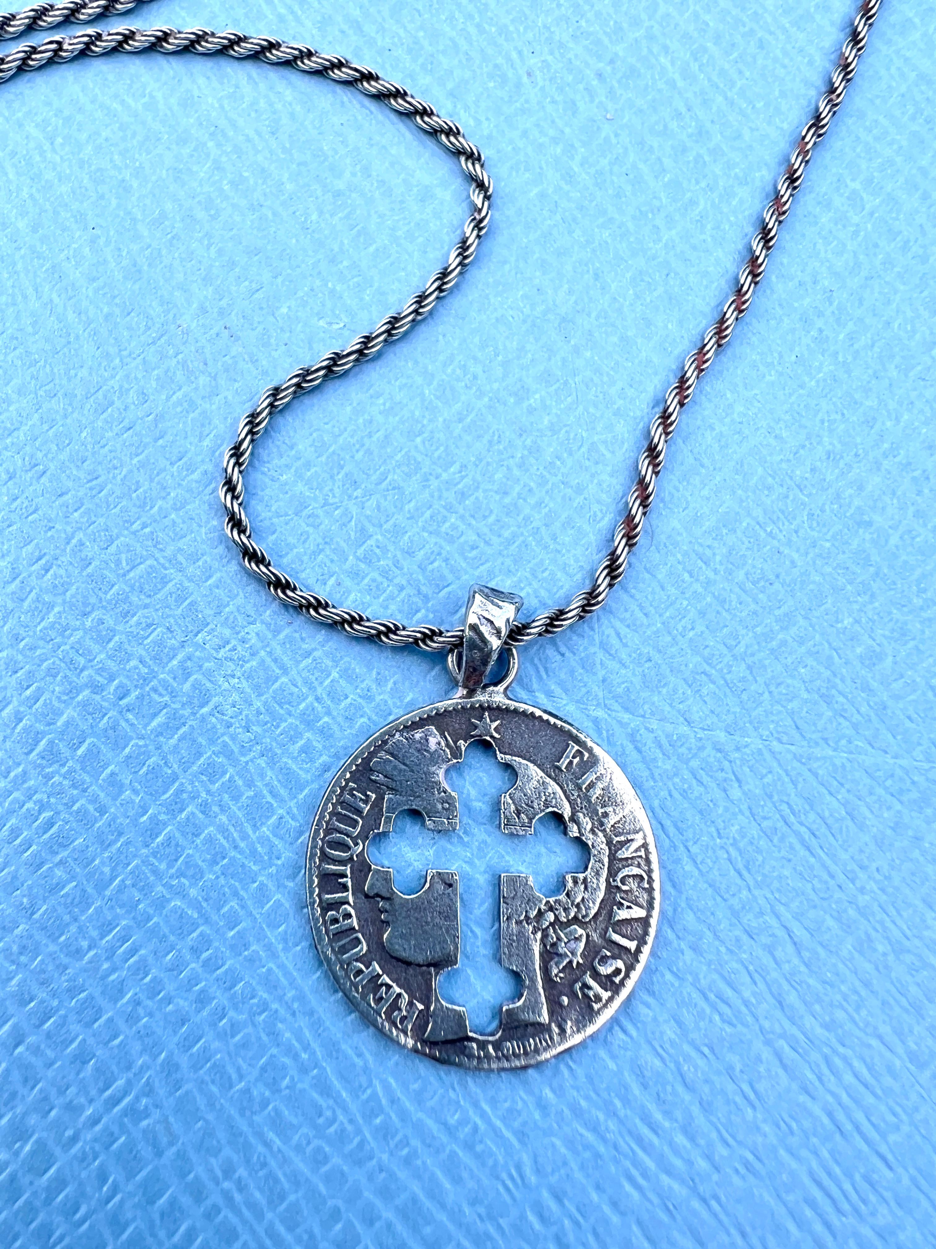 Catena d'argento unisex con moneta tagliata a croce in vendita 4