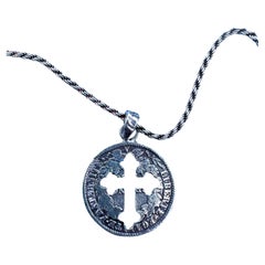 Cruz recortada con cadena de plata unisex