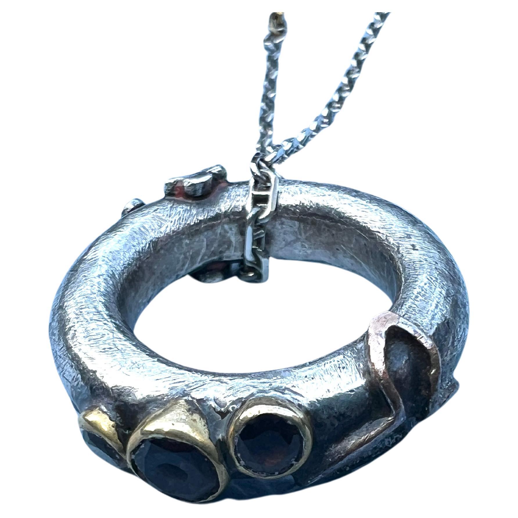 Anello unisex d'argento a catena di quarzo fumé Croce d'argento con trifoglio

Lunghezza: 35 pollici

Descrizione:
Questa collana presenta una lunga catena d'argento ornata da una combinazione di simboli significativi. Il pezzo centrale è un anello