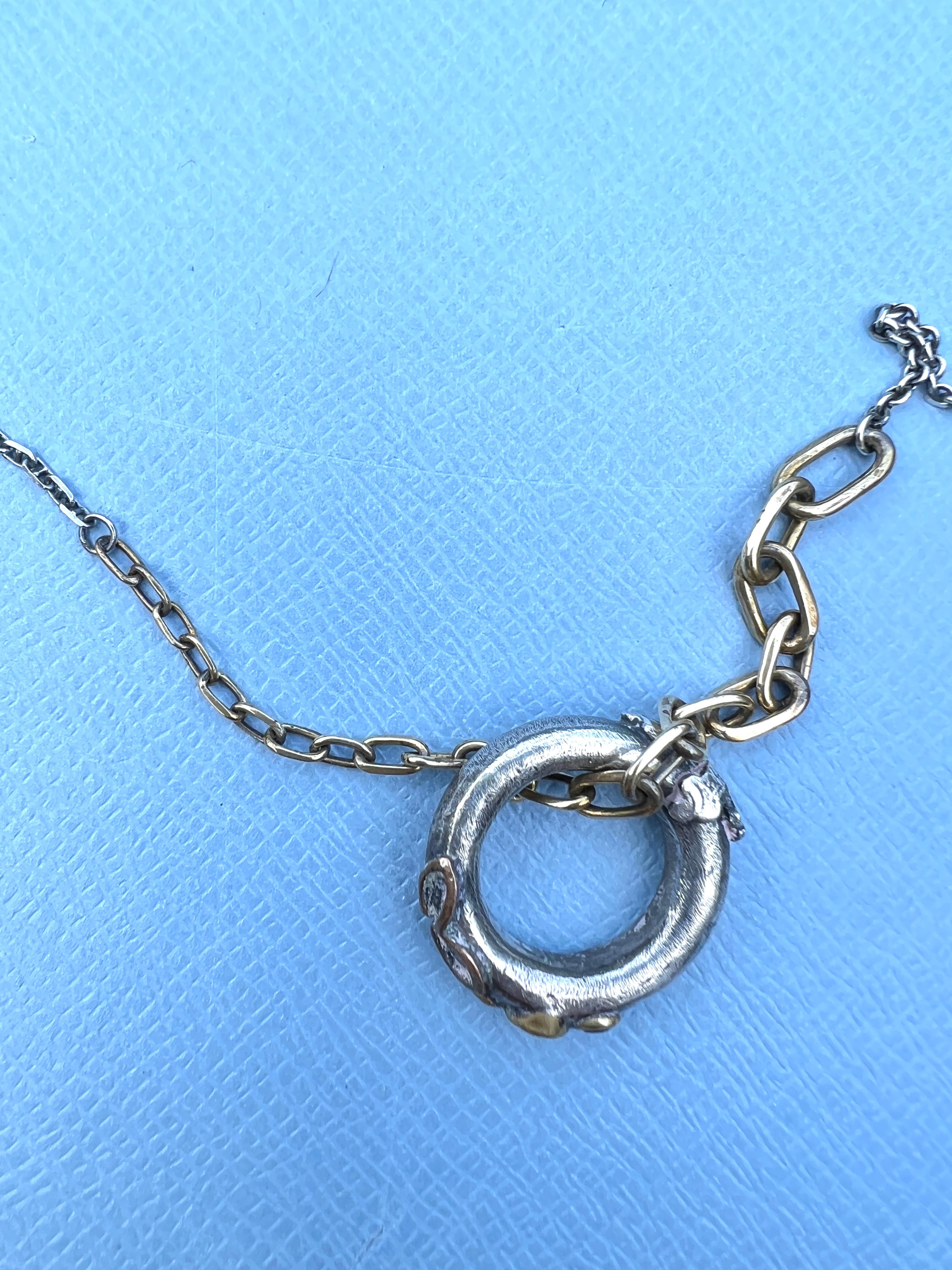 Anello unisex d'argento a catena di quarzo fumé Croce d'argento con trifoglio in vendita 2