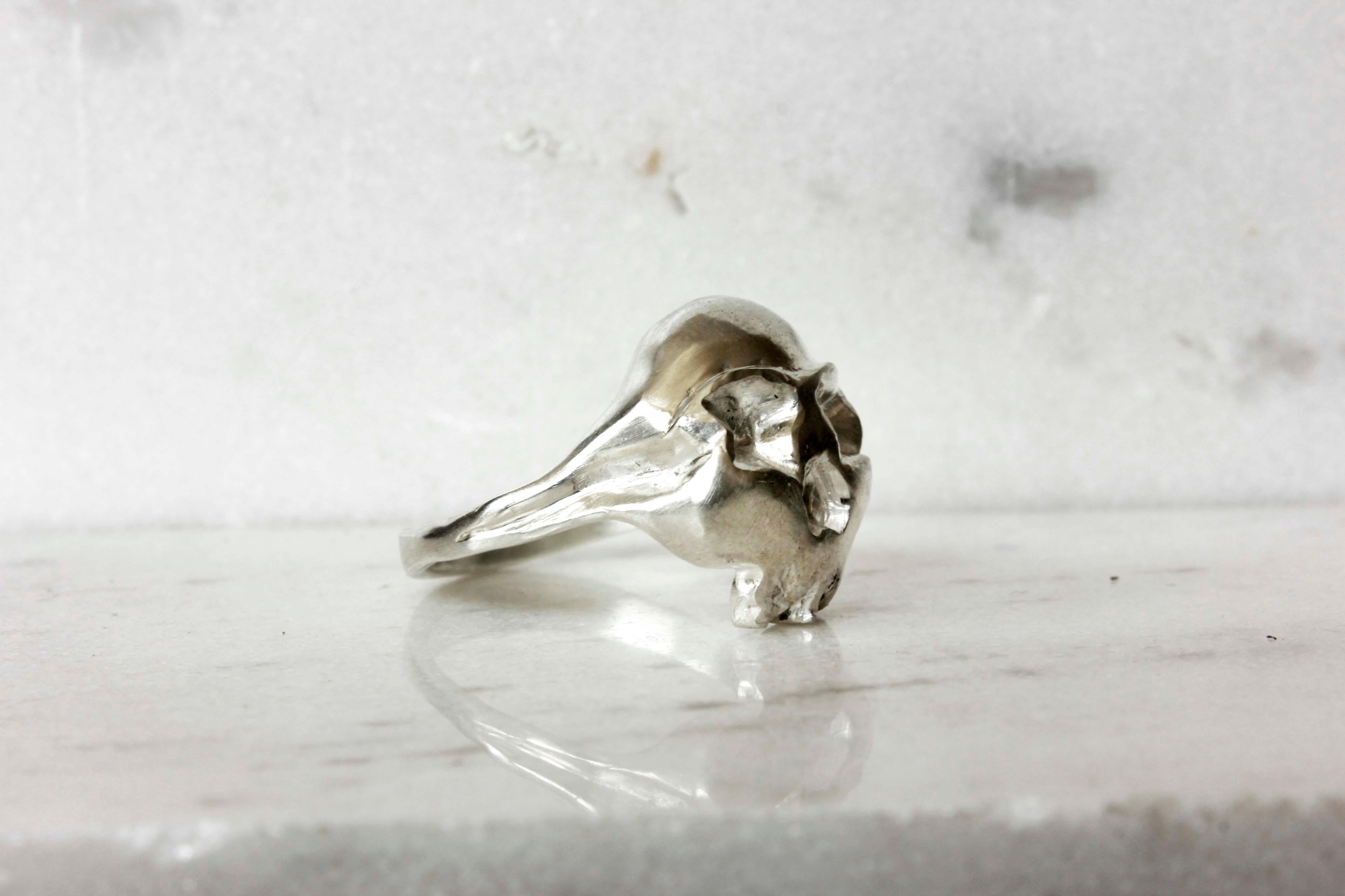 Dies ist ein Rock n Roll, Unisex-Totenkopf Silber Ring.

Sie ist komplett handgefertigt und kann Ihrem Outfit ein rockiges Detail hinzufügen.