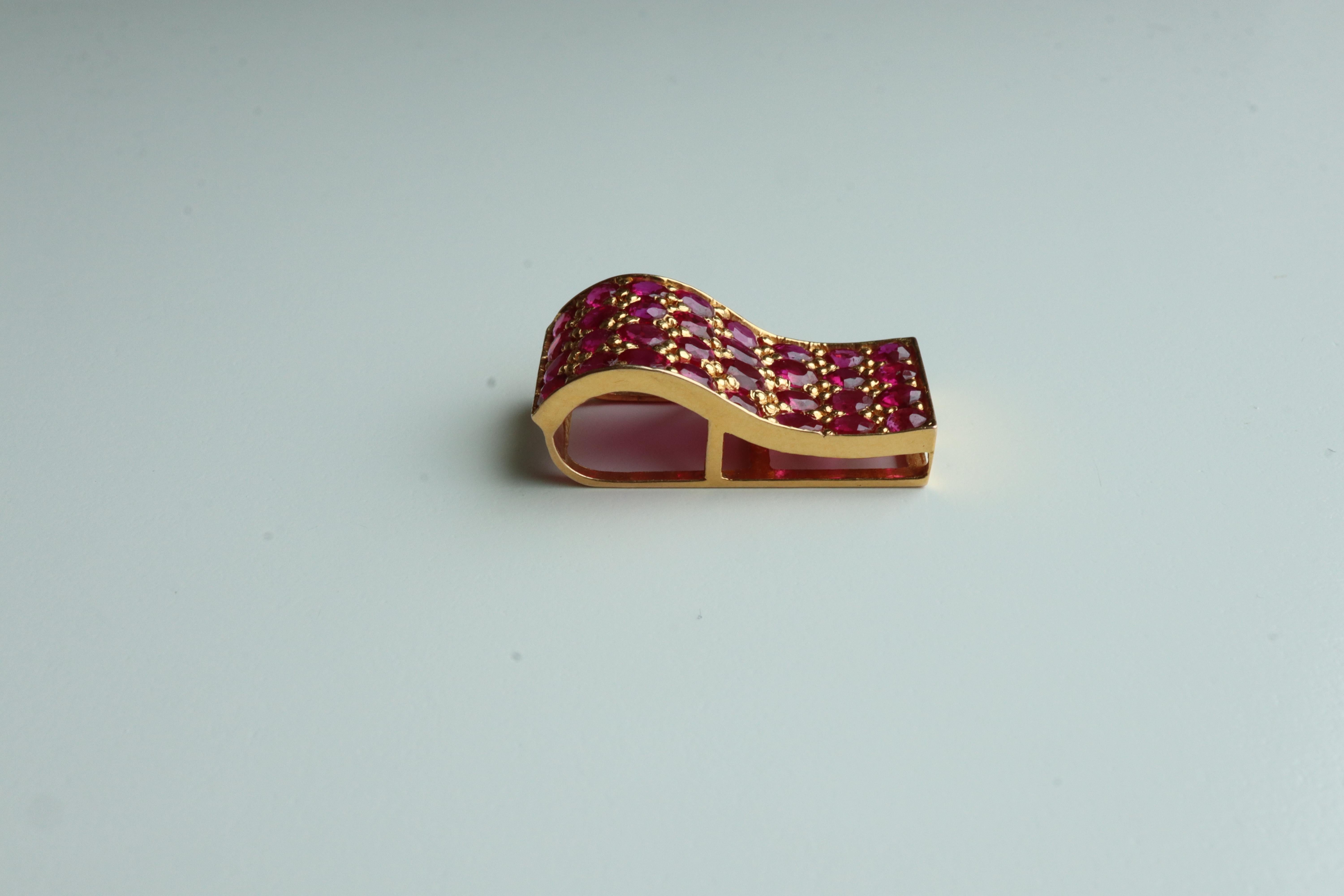 Taglio misto Ciondolo in stile unisex con rubino di Birmania non riscaldato in oro giallo 18 carati in vendita
