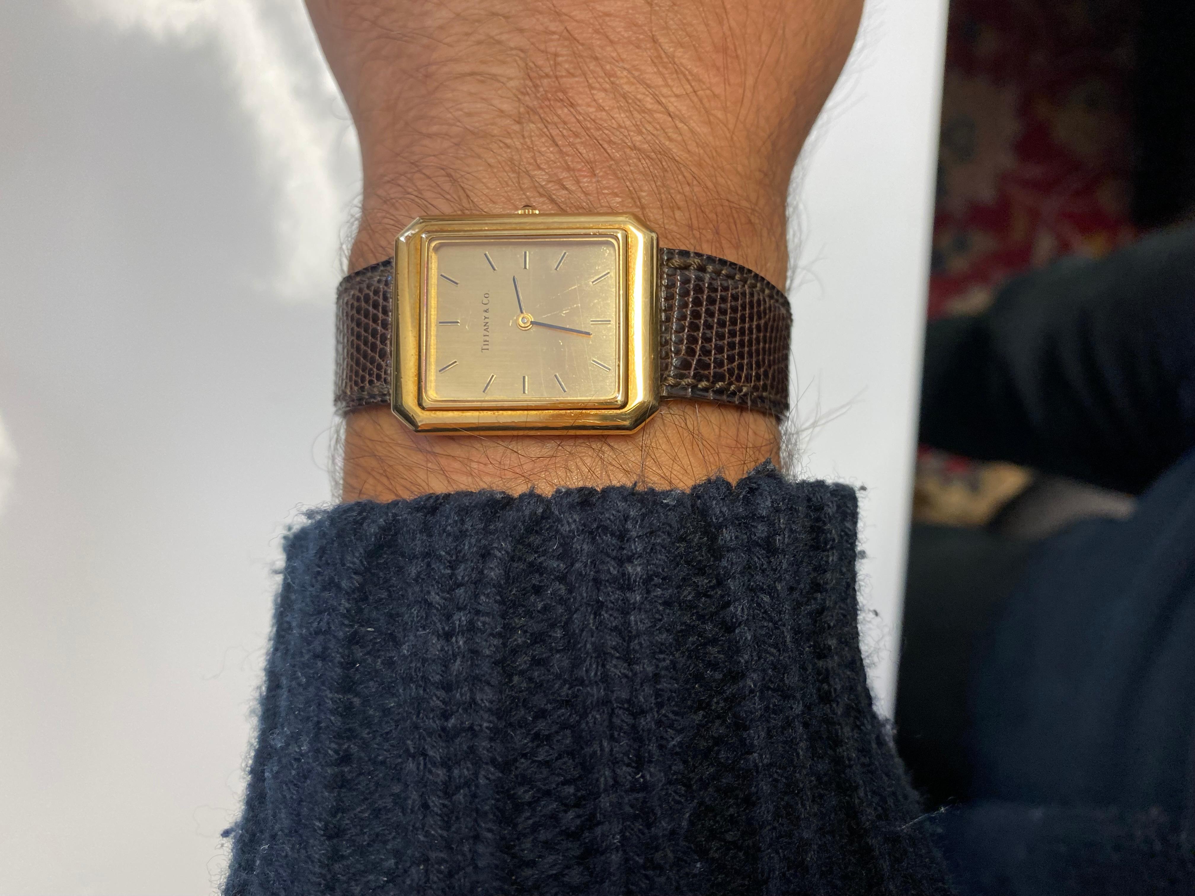 Unisex Tiffany & Co. Rechteckige Uhr aus 18 Karat Gold mit Original-Lederarmband im Angebot 4