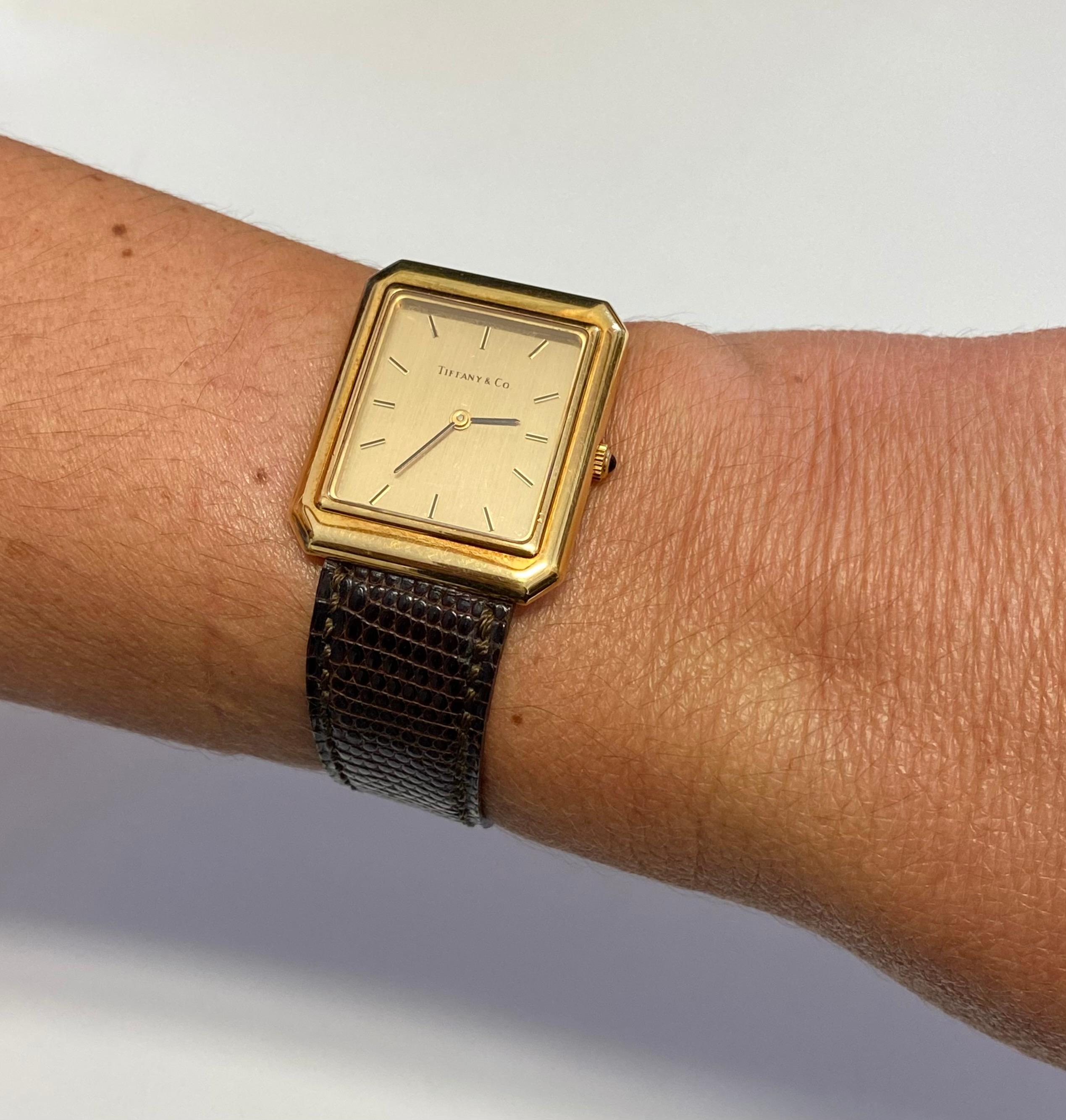 unisexe Tiffany & Co. Montre rectangulaire en or 18 carats avec bracelet en cuir d'origine en vente 10