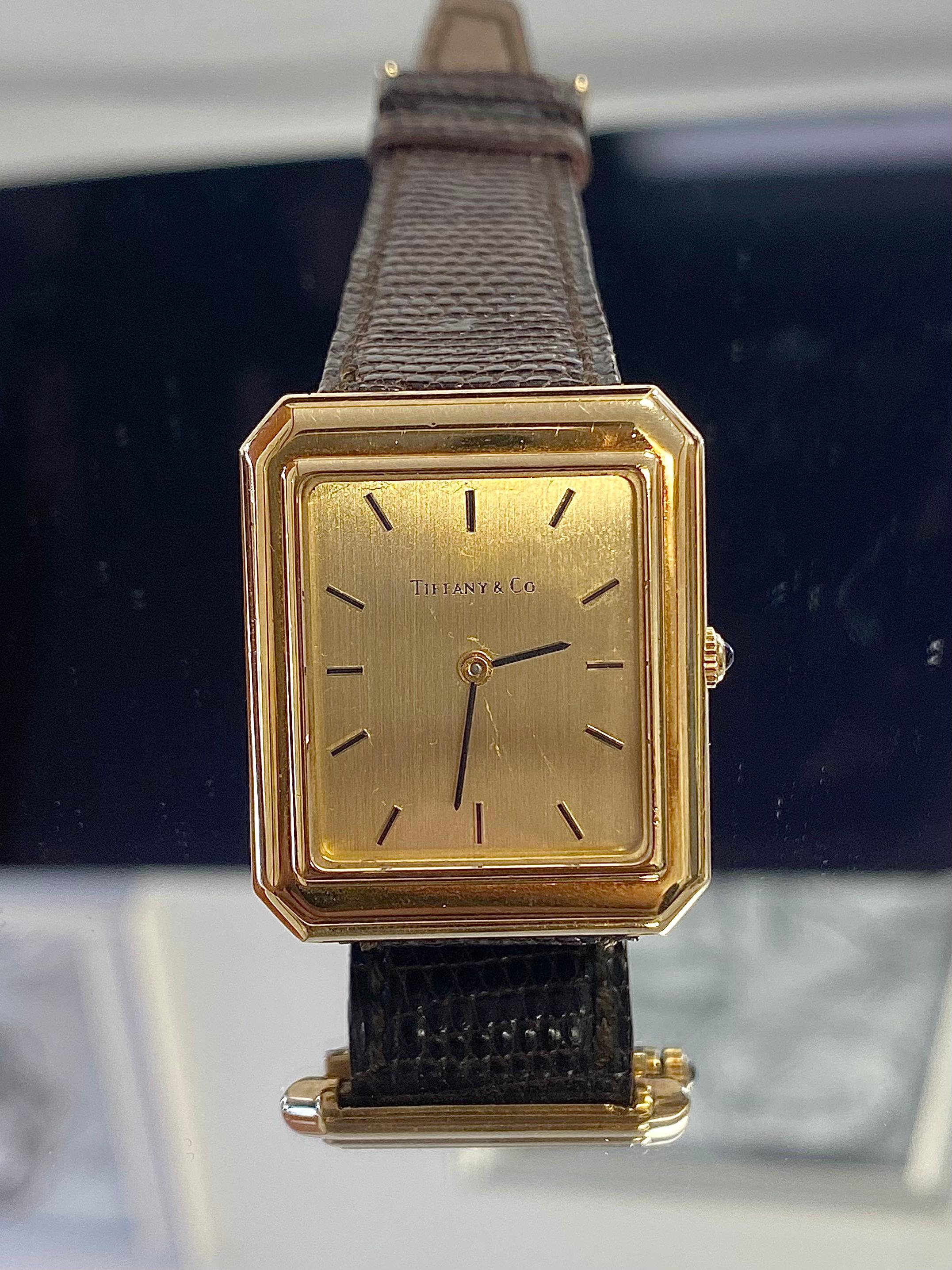 Classique et élégante montre-bracelet vintage signée Tiffany & Co. Ce bracelet en or massif 18 carats et en cuir est destiné à ceux qui recherchent une montre classique et élégante. Une montre pour ceux qui sauront apprécier la subtilité et la grâce