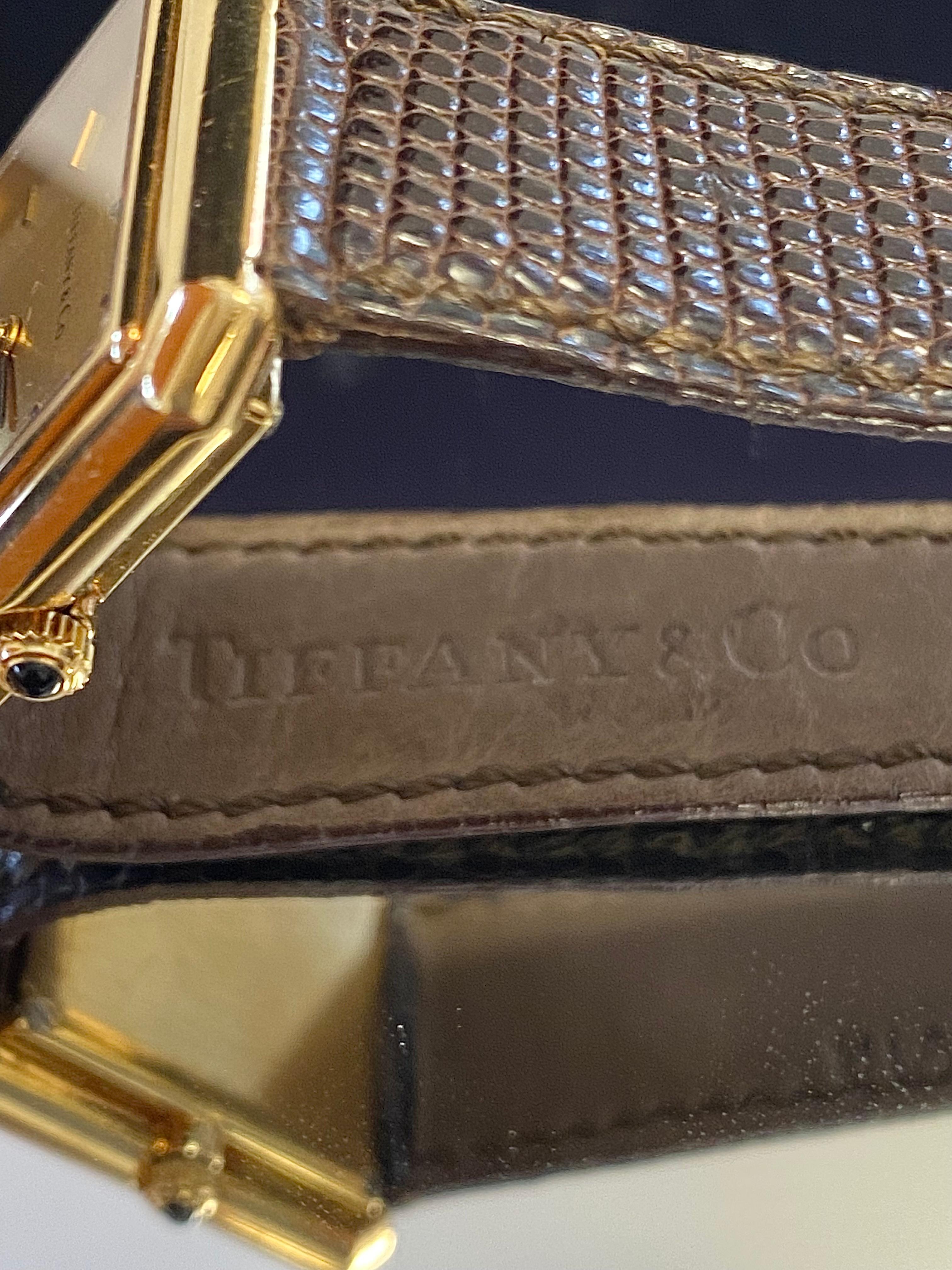 Unisex Tiffany & Co. Rechteckige Uhr aus 18 Karat Gold mit Original-Lederarmband im Zustand „Gut“ im Angebot in Miami, FL