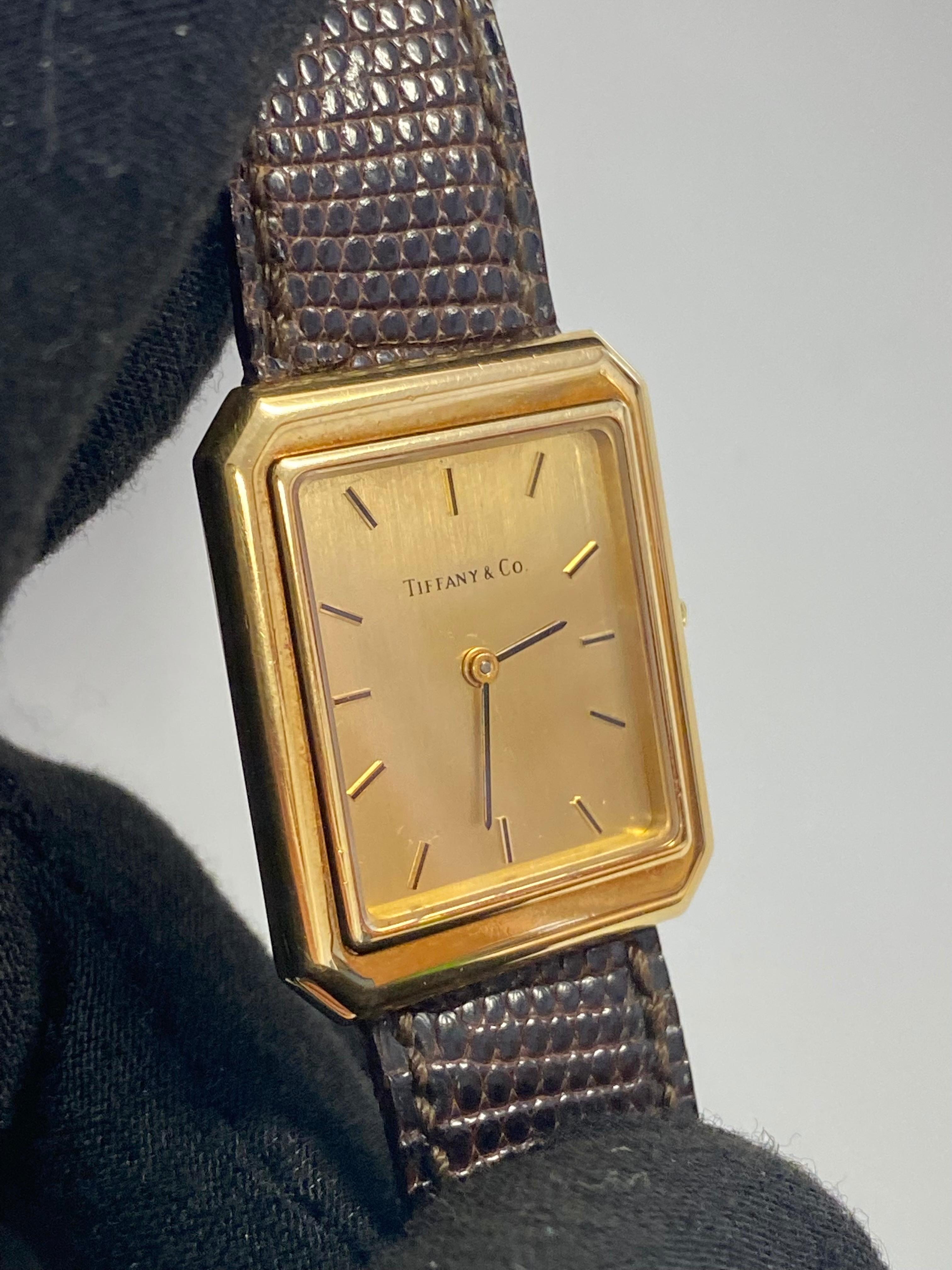 Unisex Tiffany & Co. Rechteckige Uhr aus 18 Karat Gold mit Original-Lederarmband im Angebot 3