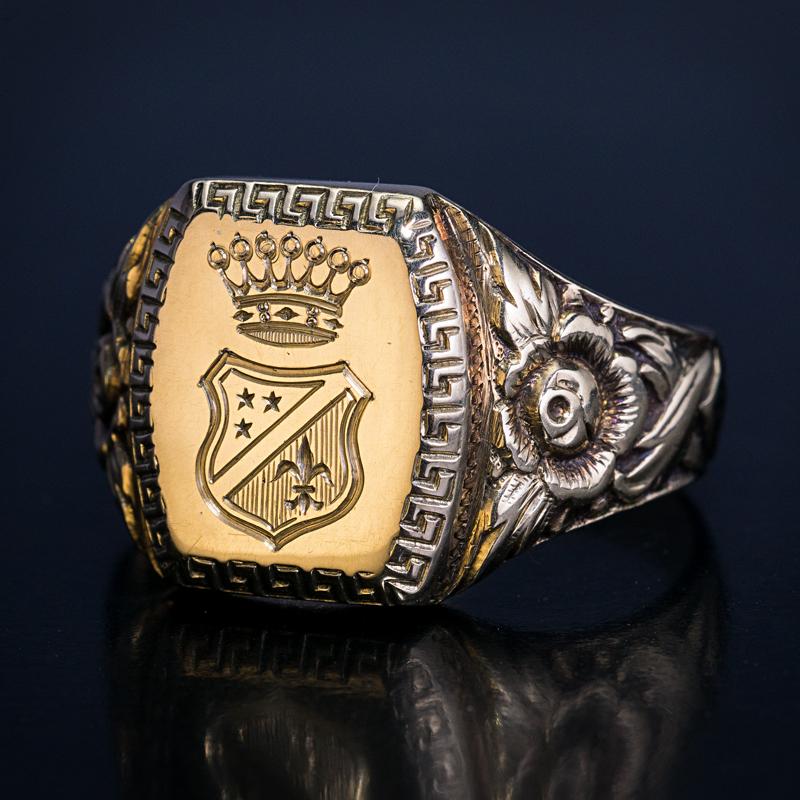 Art Deco Unisex Vintage Engraved Gold Armorial Signet Ring, 1930s