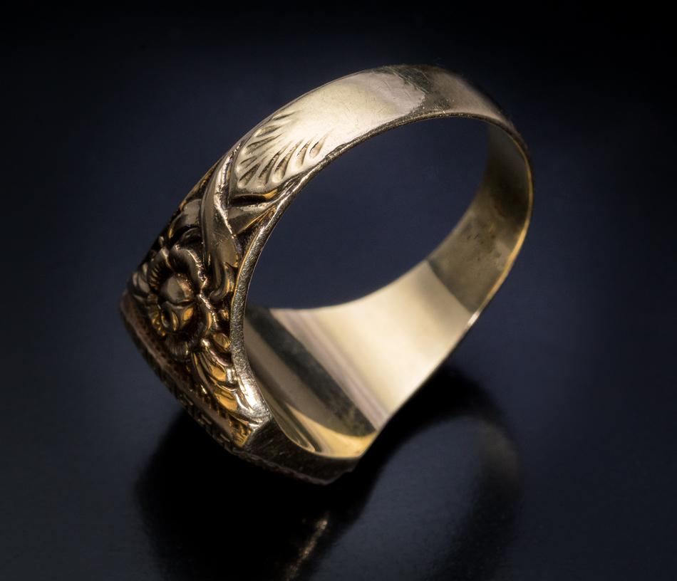 Unisex Vintage Engraved Gold Armorial Signet Ring, 1930s In Excellent Condition In Chicago, IL
