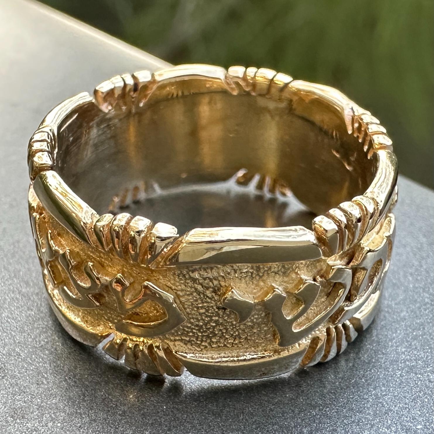 Contemporaneo Unisex Wedding Band in Yellow 14K Gold with Song of Songs 3:4 in Hebrew in vendita