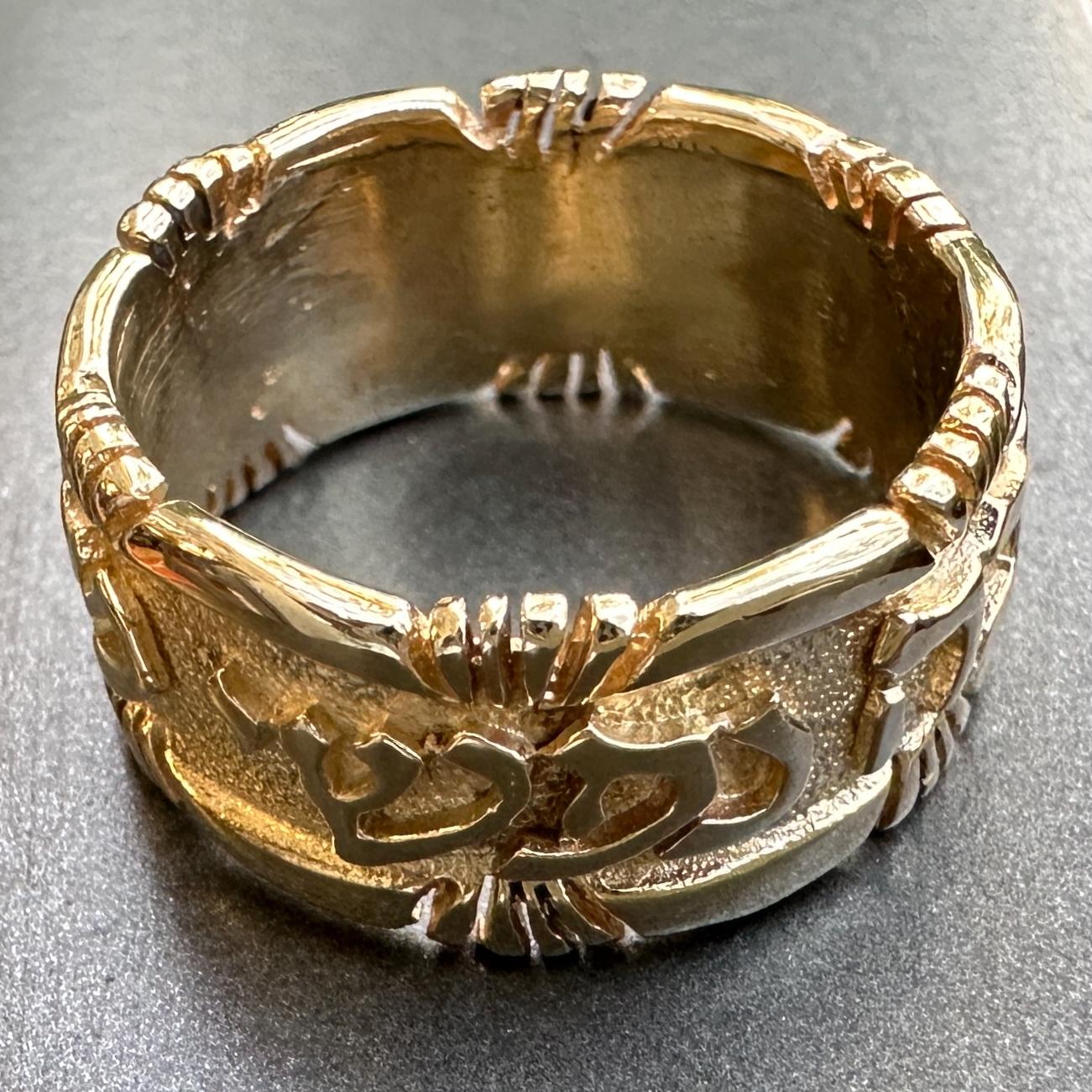 Unisex Wedding Band in Yellow 14K Gold with Song of Songs 3:4 in Hebrew In condizioni Nuovo in vendita a Sherman Oaks, CA