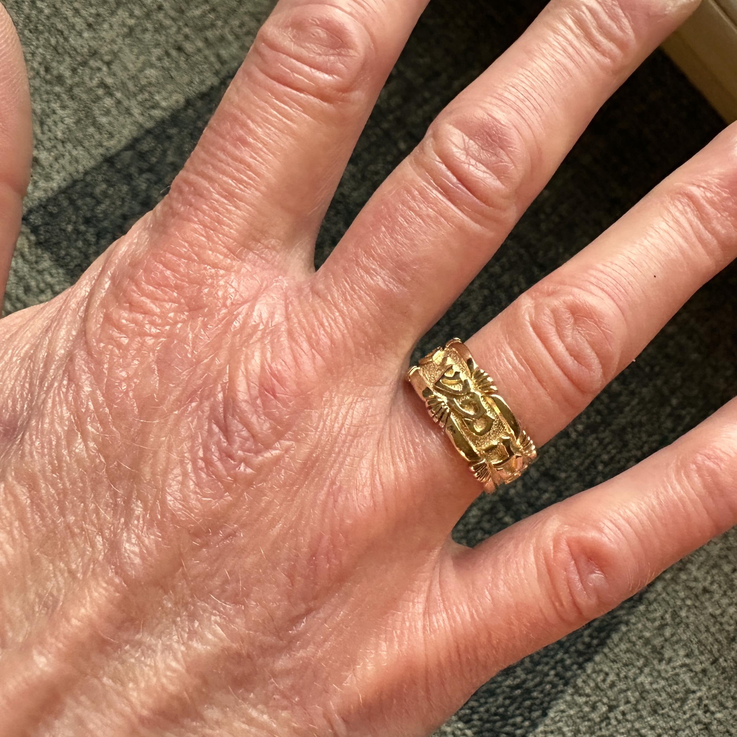 Unisex Wedding Band in Yellow 14K Gold with Song of Songs 3:4 in Hebrew in vendita 1