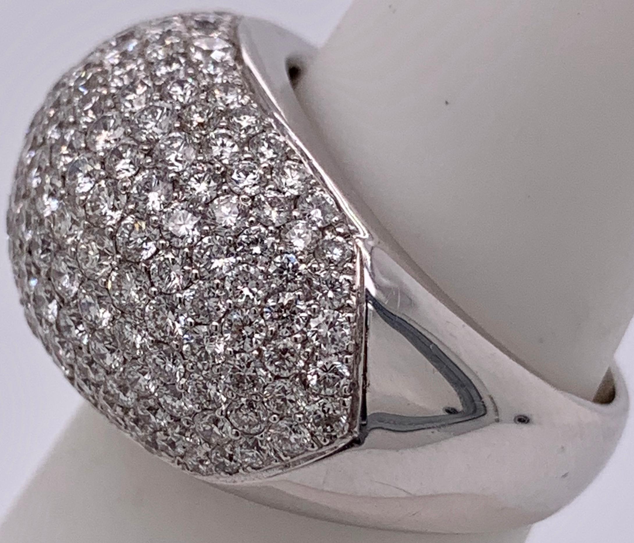 18 Karat 10 Karat Diamant-Cluster-Ring im Unisex-Stil, Weißgold 10,7 Gramm im Zustand „Gut“ im Angebot in Stamford, CT