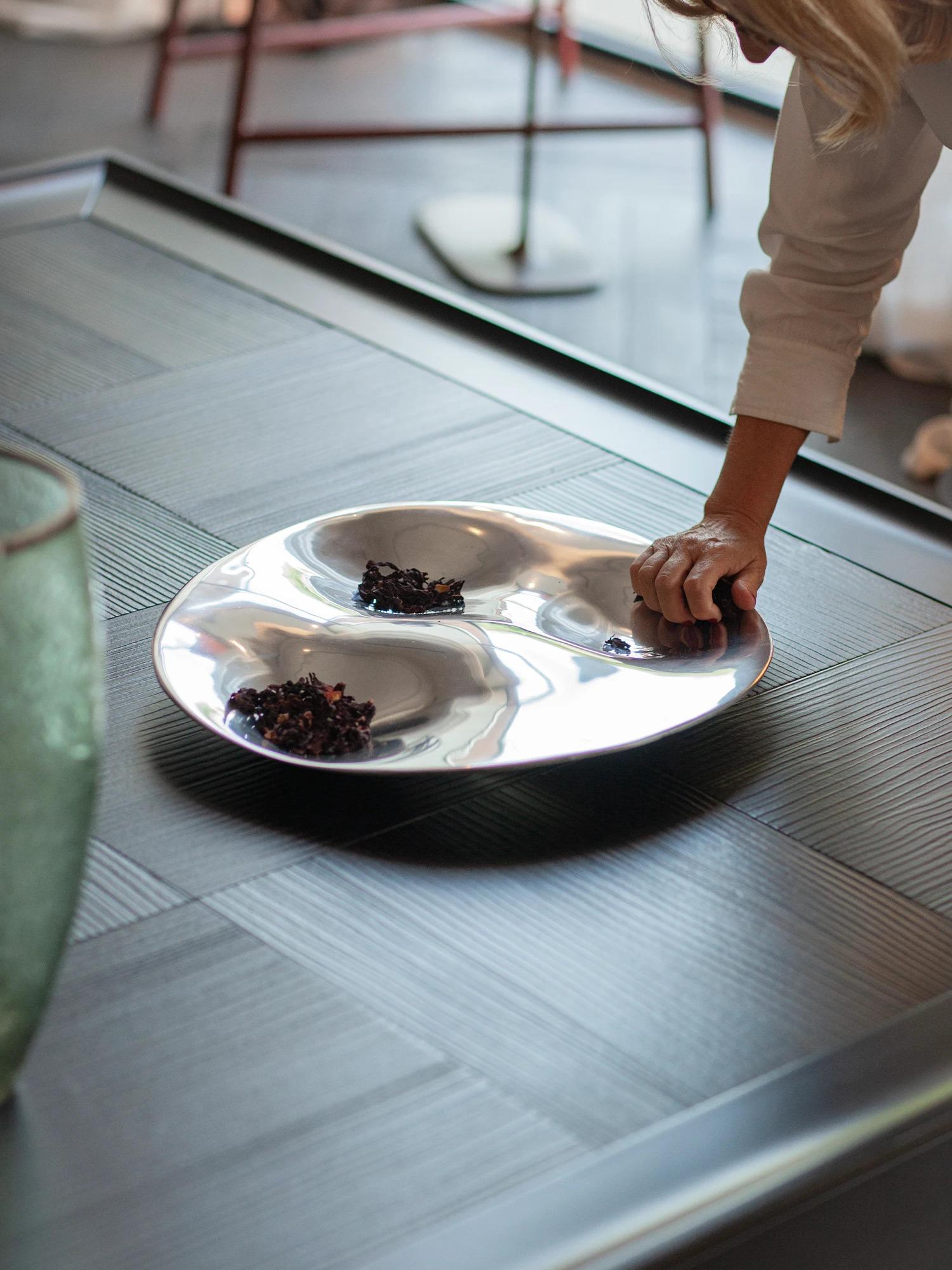 Le produit est fabriqué par moulage en sable, c'est-à-dire en coulant de l'aluminium ou du laiton en fusion dans des moules en sable. La surface du produit est finie en la polissant à la main pour obtenir la douceur souhaitée (brossée ou polie) et