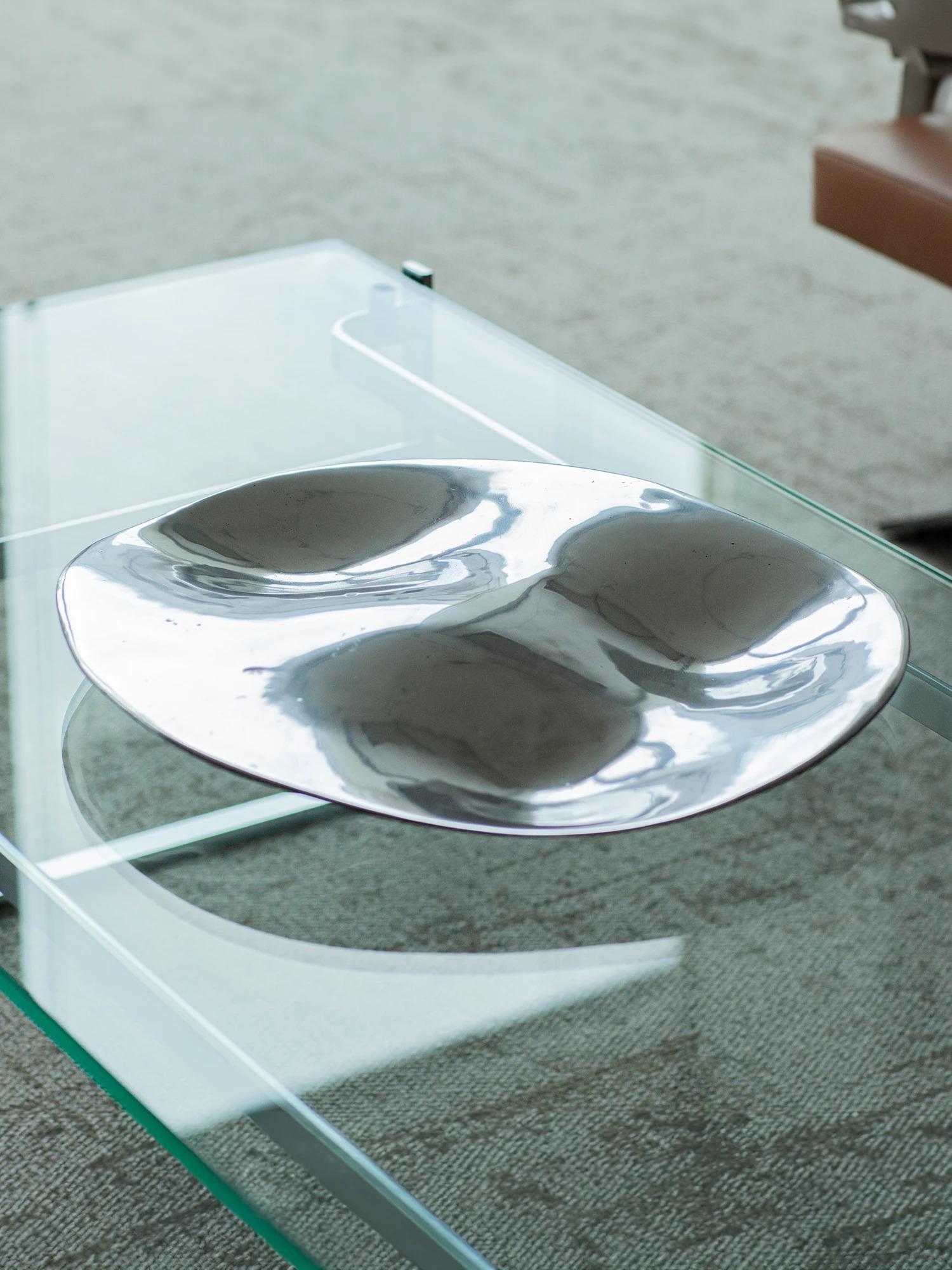 Moderne UNISM -  Grand bol en aluminium poli en vente