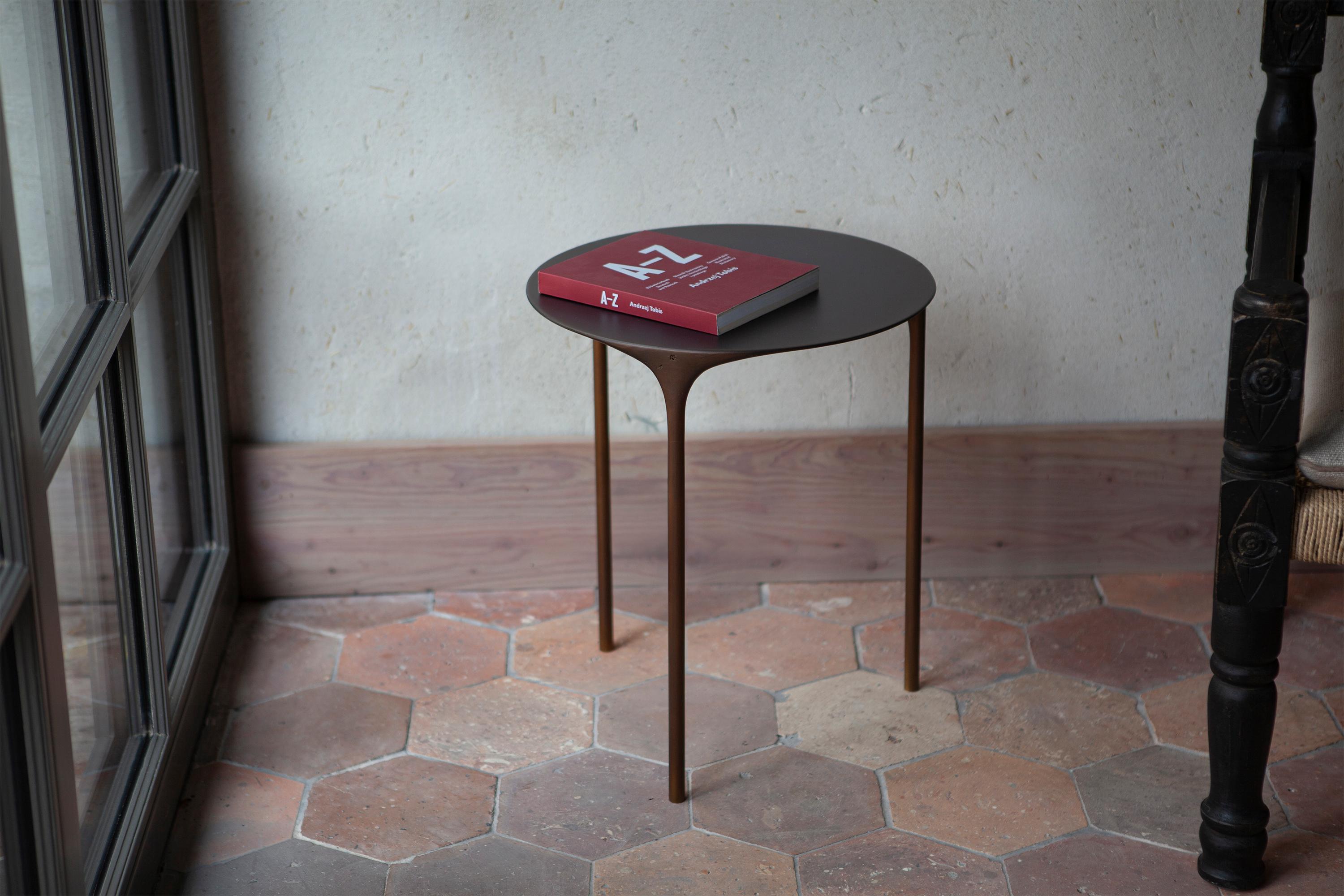 Le produit est fabriqué par moulage en sable, c'est-à-dire en coulant de l'aluminium ou du laiton en fusion dans des moules en sable. La surface du produit est finie en la polissant à la main pour obtenir la douceur souhaitée (brossée ou polie) et