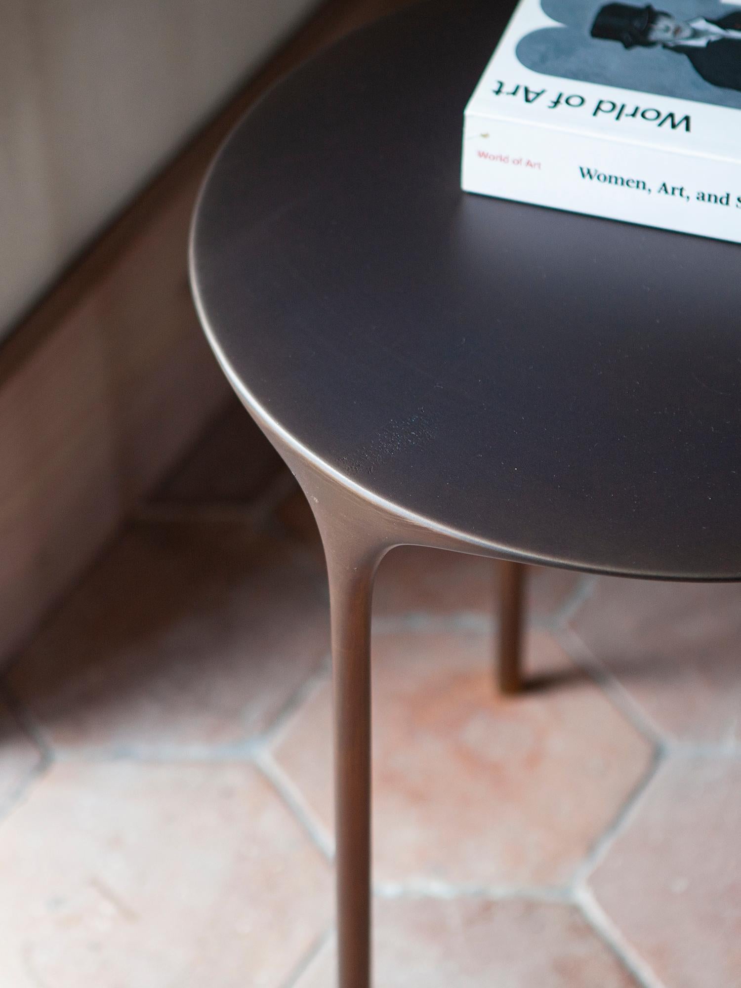 XXIe siècle et contemporain UNISM - Table basse - Laiton vieilli en vente