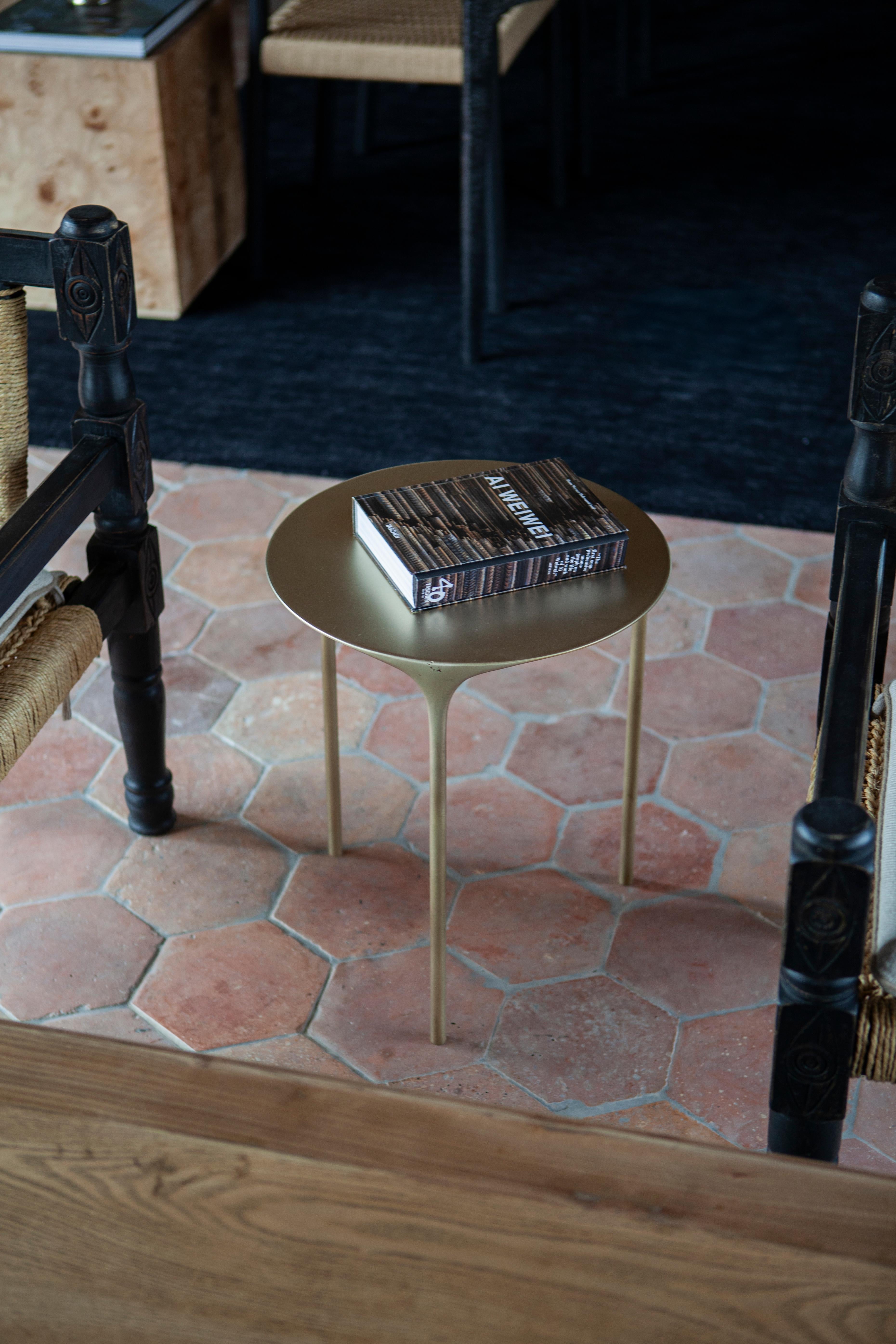 Le produit est fabriqué par moulage en sable, c'est-à-dire en coulant de l'aluminium ou du laiton en fusion dans des moules en sable. La surface du produit est finie en la polissant à la main pour obtenir la douceur souhaitée (brossée ou polie) et