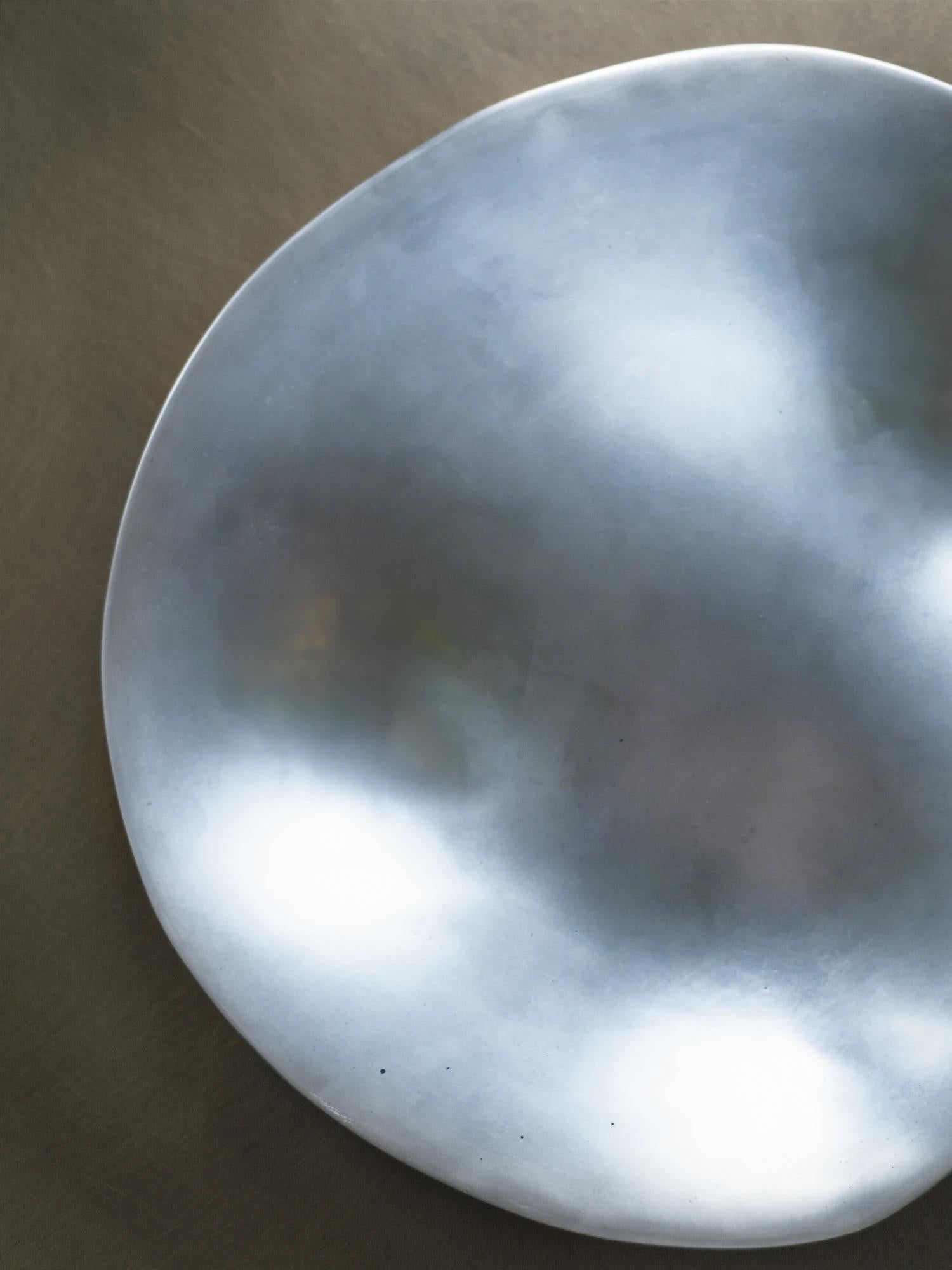 Le produit est fabriqué par moulage en sable, c'est-à-dire en coulant de l'aluminium ou du laiton en fusion dans des moules en sable. La surface du produit est finie en la polissant à la main pour obtenir la douceur souhaitée (brossée ou polie) et