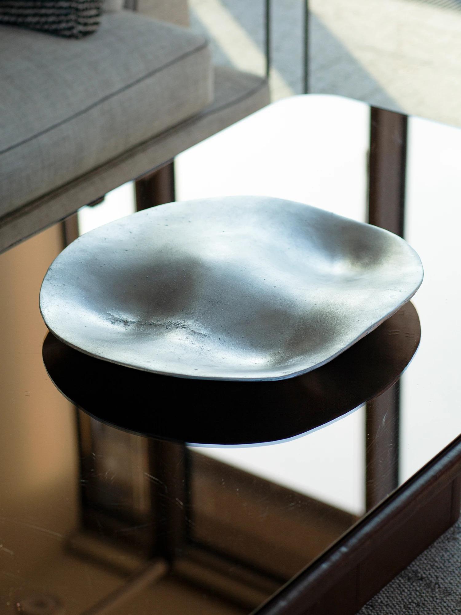 Le produit est fabriqué par moulage en sable, c'est-à-dire en coulant de l'aluminium ou du laiton en fusion dans des moules en sable. La surface du produit est finie en la polissant à la main pour obtenir la douceur souhaitée (brossée ou polie) et