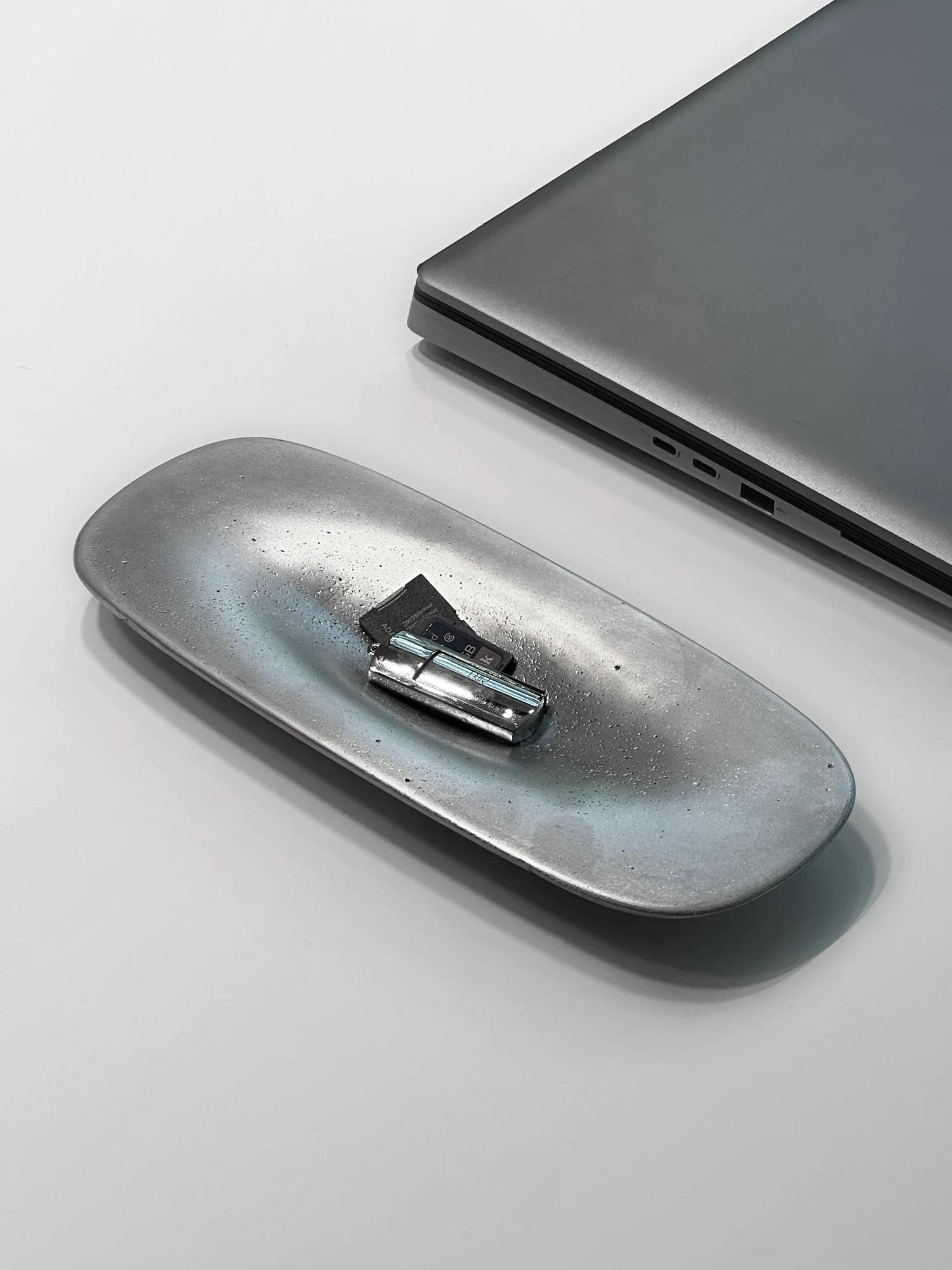 Le produit est fabriqué par moulage en sable, c'est-à-dire en coulant de l'aluminium ou du laiton en fusion dans des moules en sable. La surface du produit est finie en la polissant à la main pour obtenir la douceur souhaitée (brossée ou polie) et