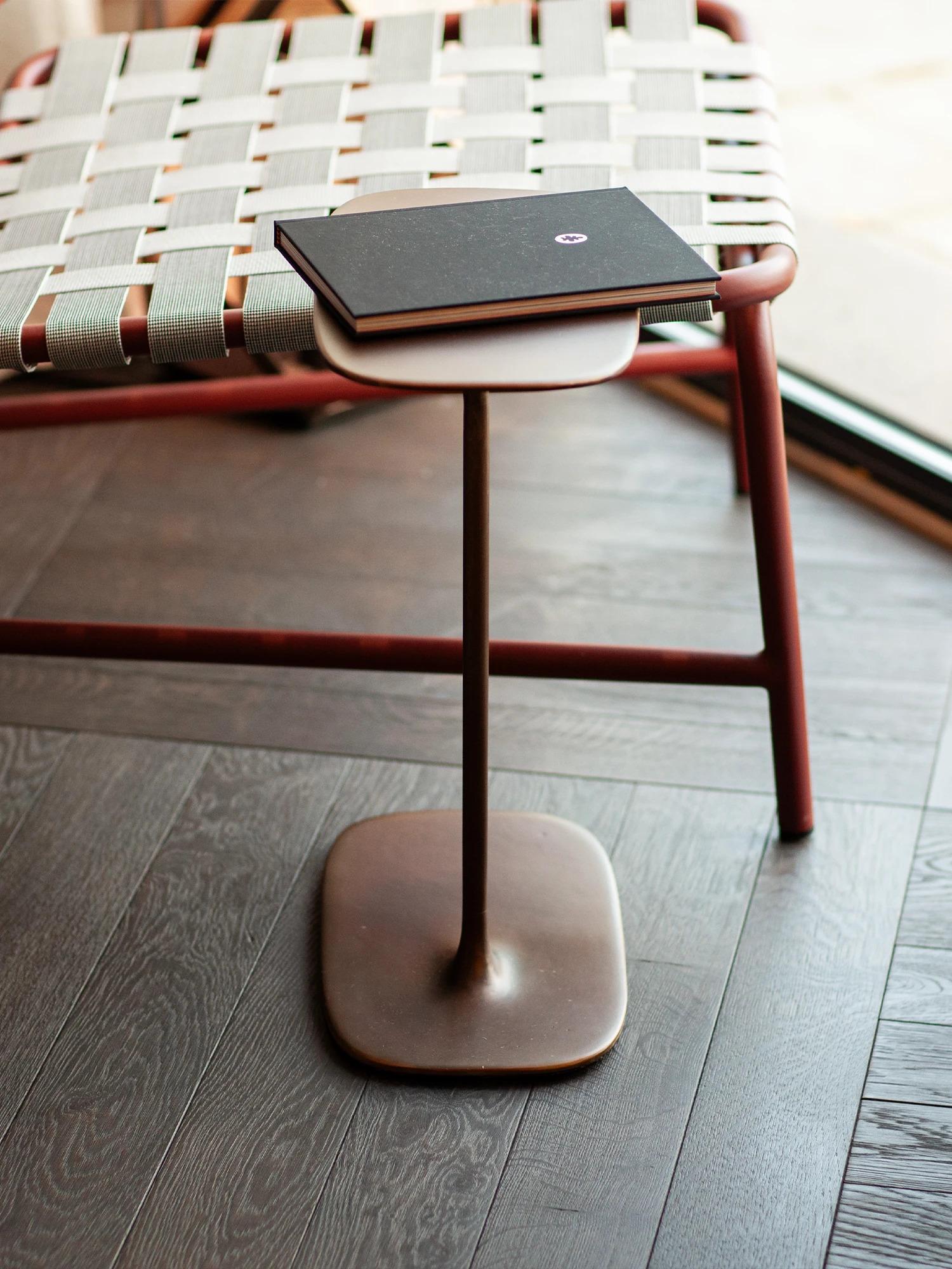 UNISM - Low Side Table - brass aged In New Condition For Sale In Warszawa, PL