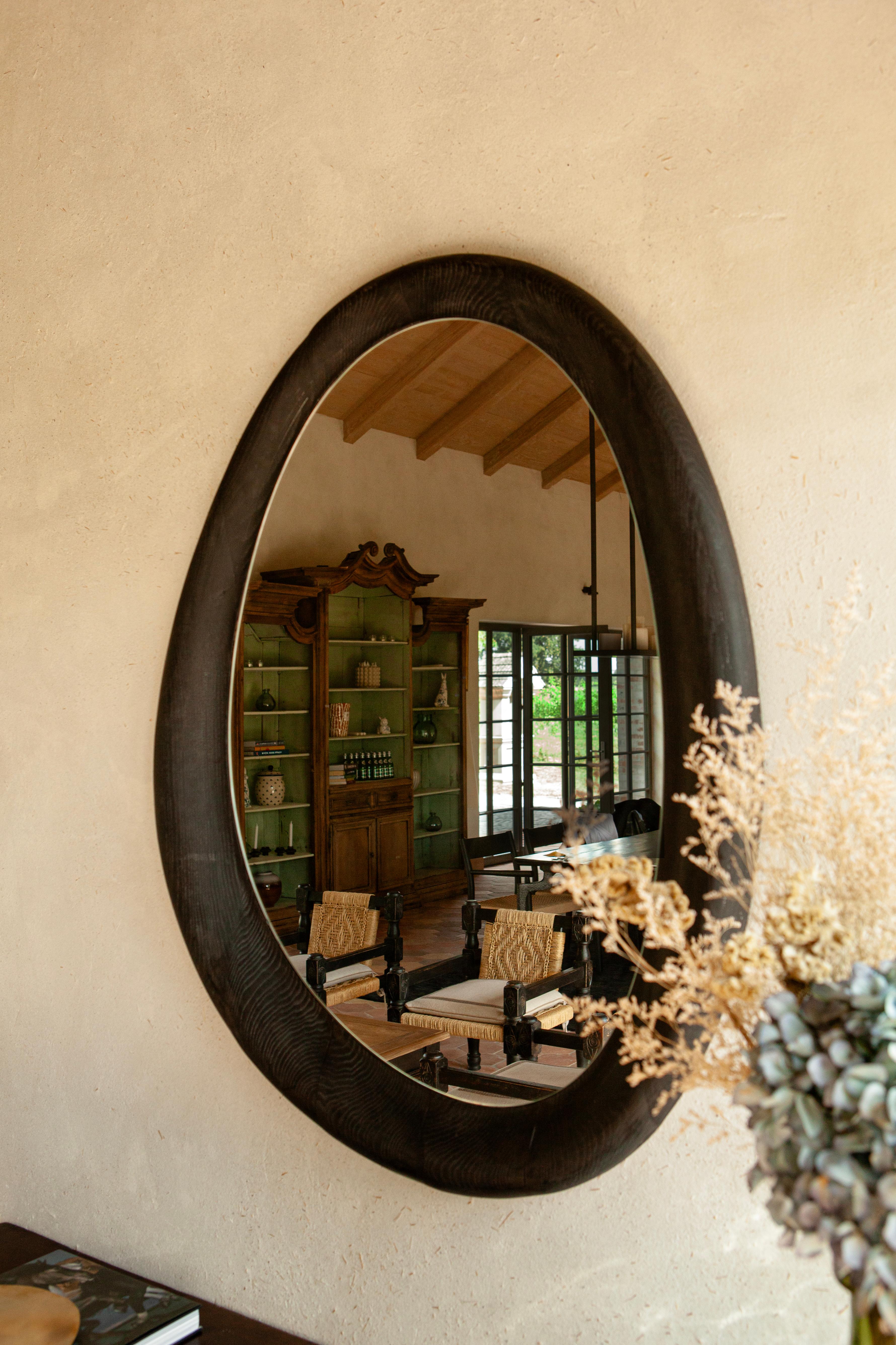 Lo specchio Smooth, realizzato in legno massiccio di frassino e con dimensioni di 111 × 87 cm, dona un calore naturale e una sottile eleganza a qualsiasi interno. Le sue proporzioni raffinate lo rendono un pezzo funzionale e allo stesso tempo una