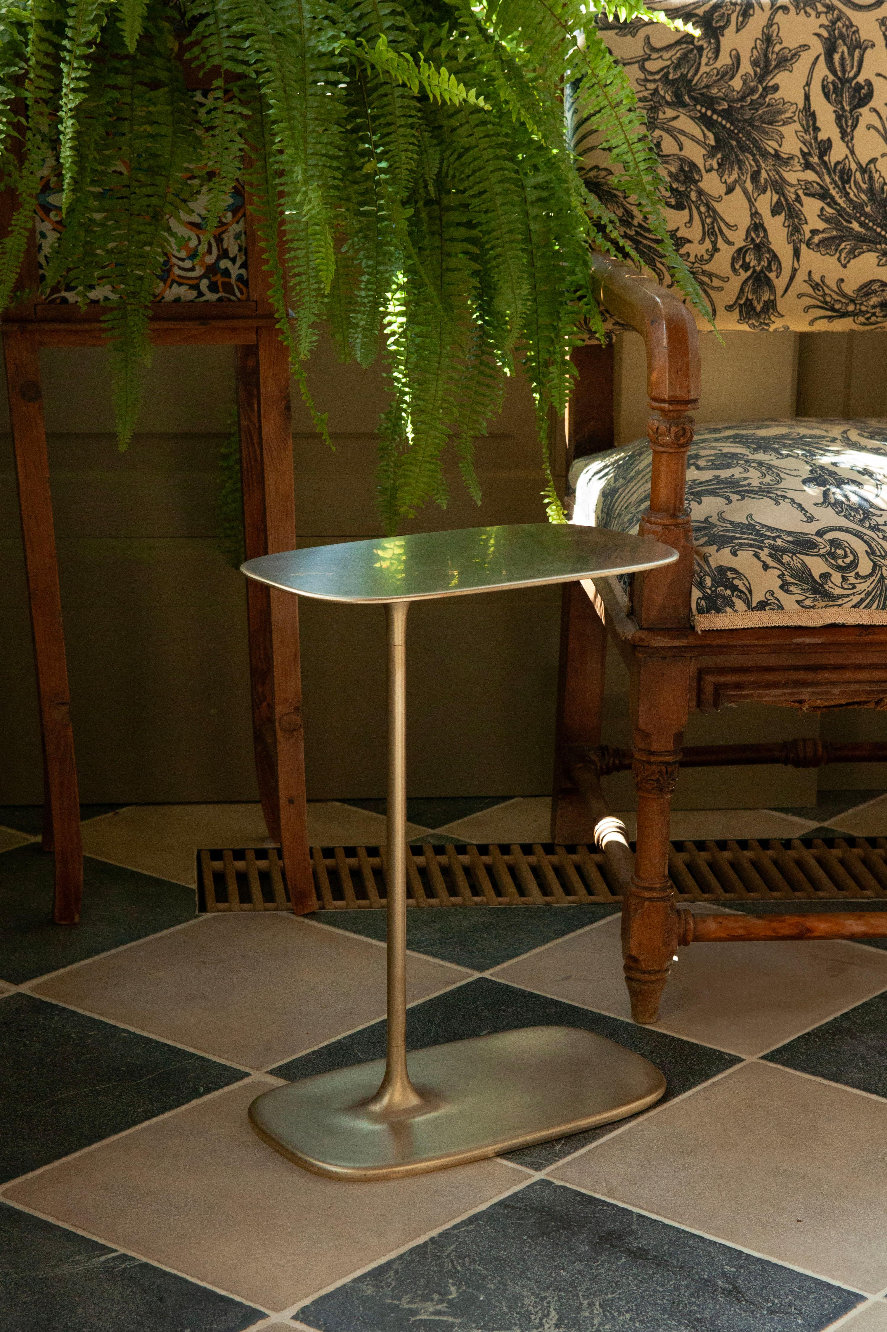 UNISM - Set of Two Low Side Table Brushed Brass For Sale 2