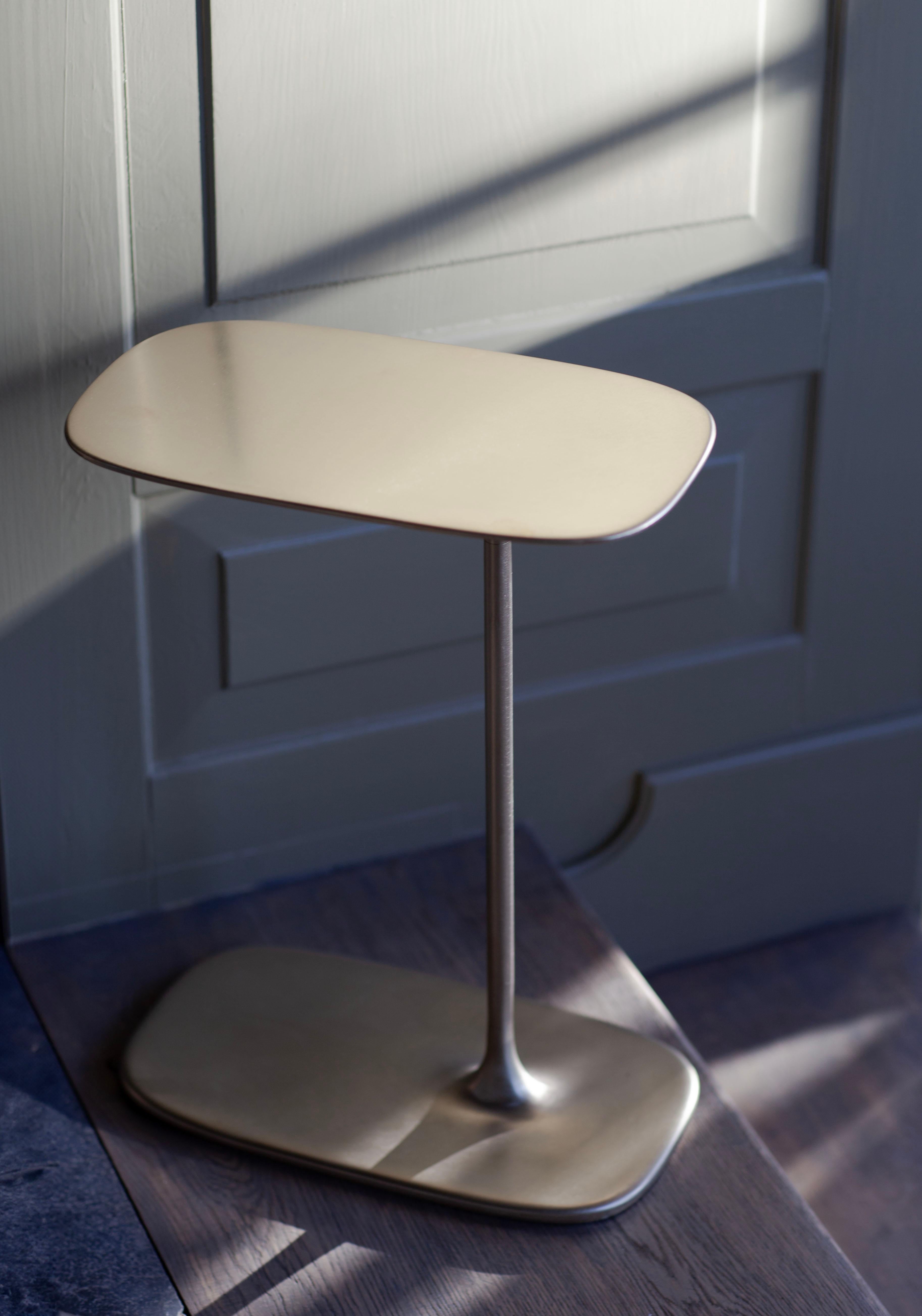 UNISM - Set of Two Low Side Table Brushed Brass For Sale 3