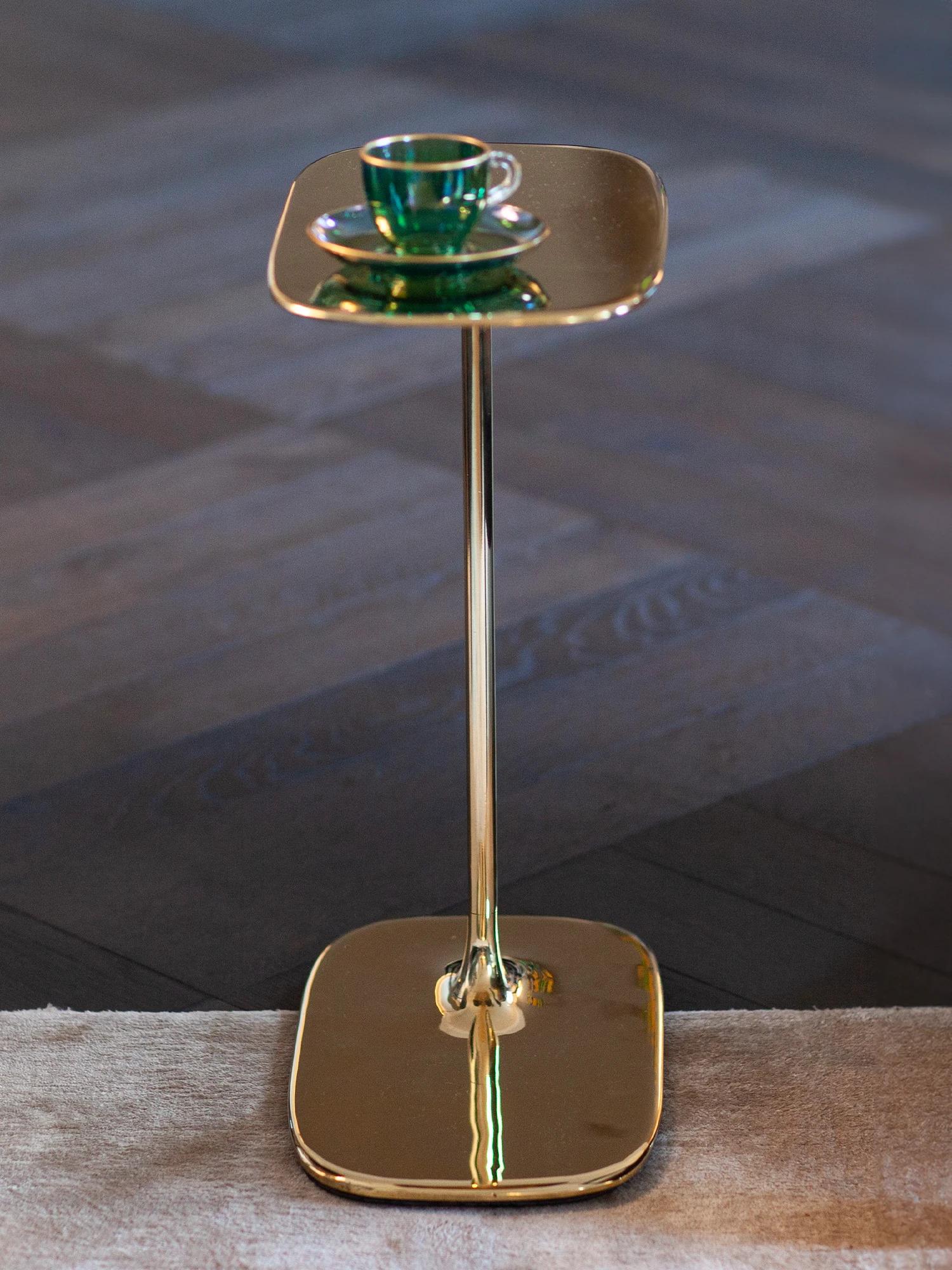 Un conjunto de dos mesas auxiliares que complementarán a la perfección el interior de tu salón.

La Mesa auxiliar baja Fluid, fabricada con el método de fundición en arena y con una altura de 47 cm, tiene las proporciones perfectas para sentarse