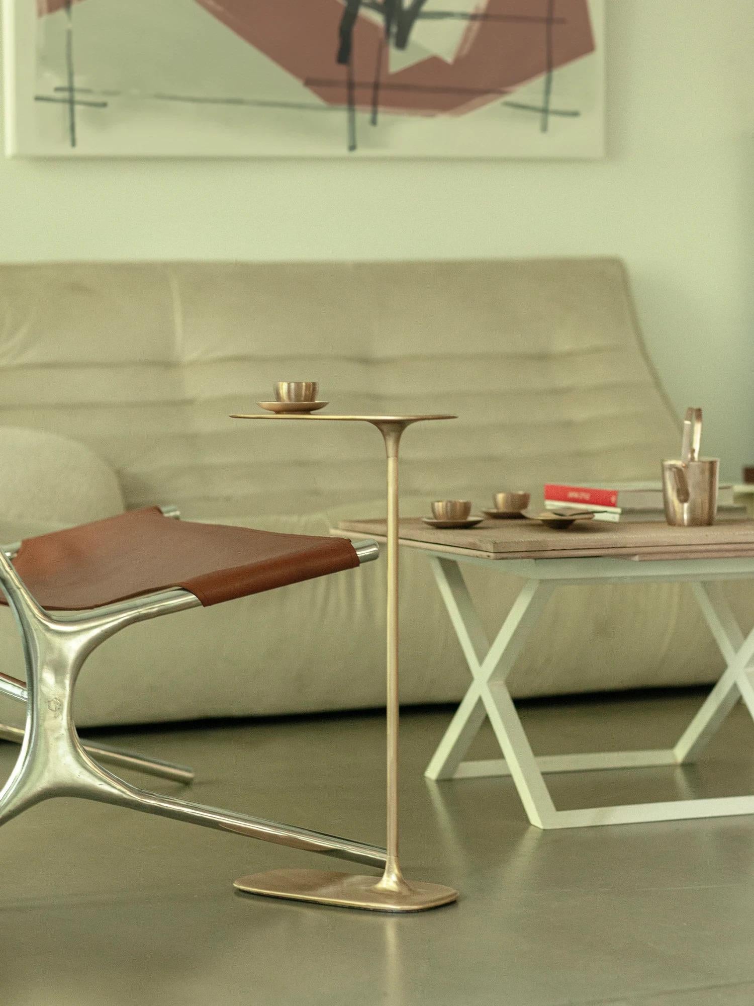 UNISM - Set of Two Side Tables in Brushed brass For Sale 1