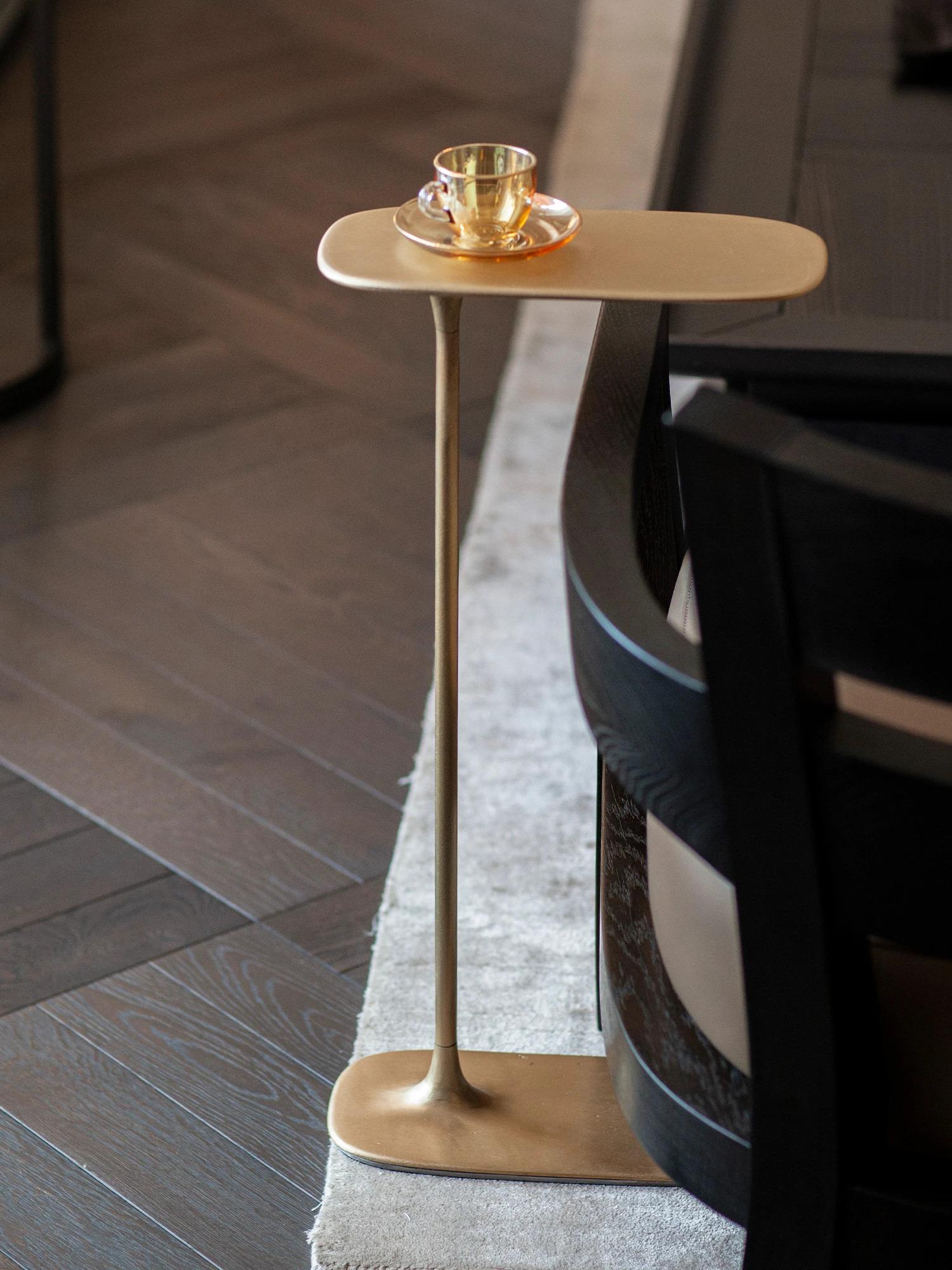 UNISM - Set of Two Side Tables in Brushed brass For Sale 2